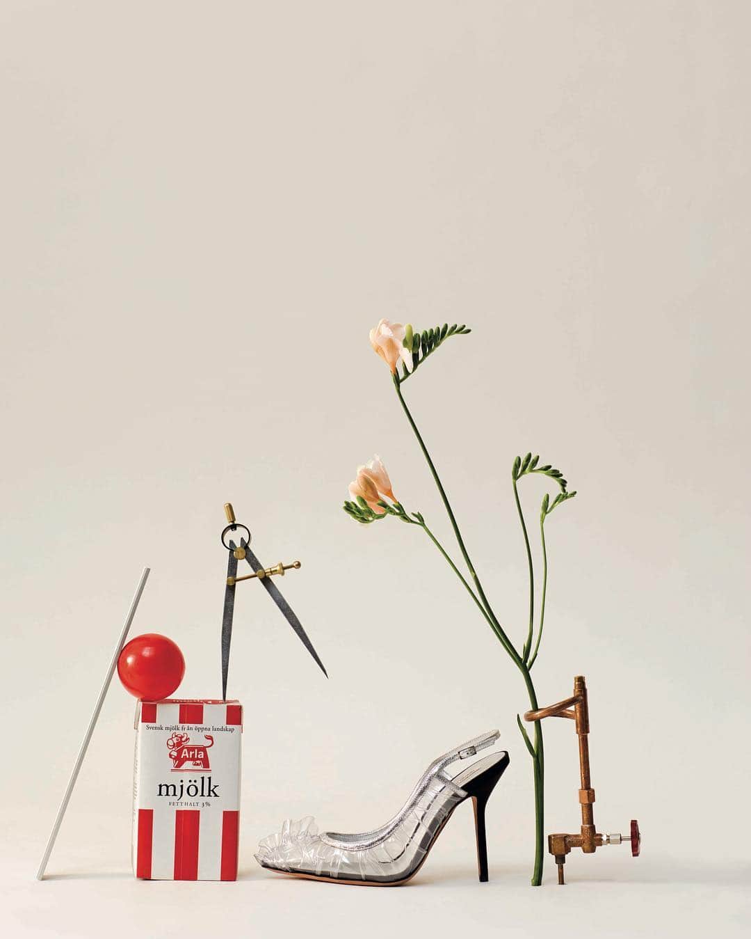 Armani Officialさんのインスタグラム写真 - (Armani OfficialInstagram)「When fashion becomes art. #GiorgioArmani accessories from the SS19 collection on @thefashionablelampoon shot by #mattiasbjorklund」4月18日 22時56分 - emporioarmani