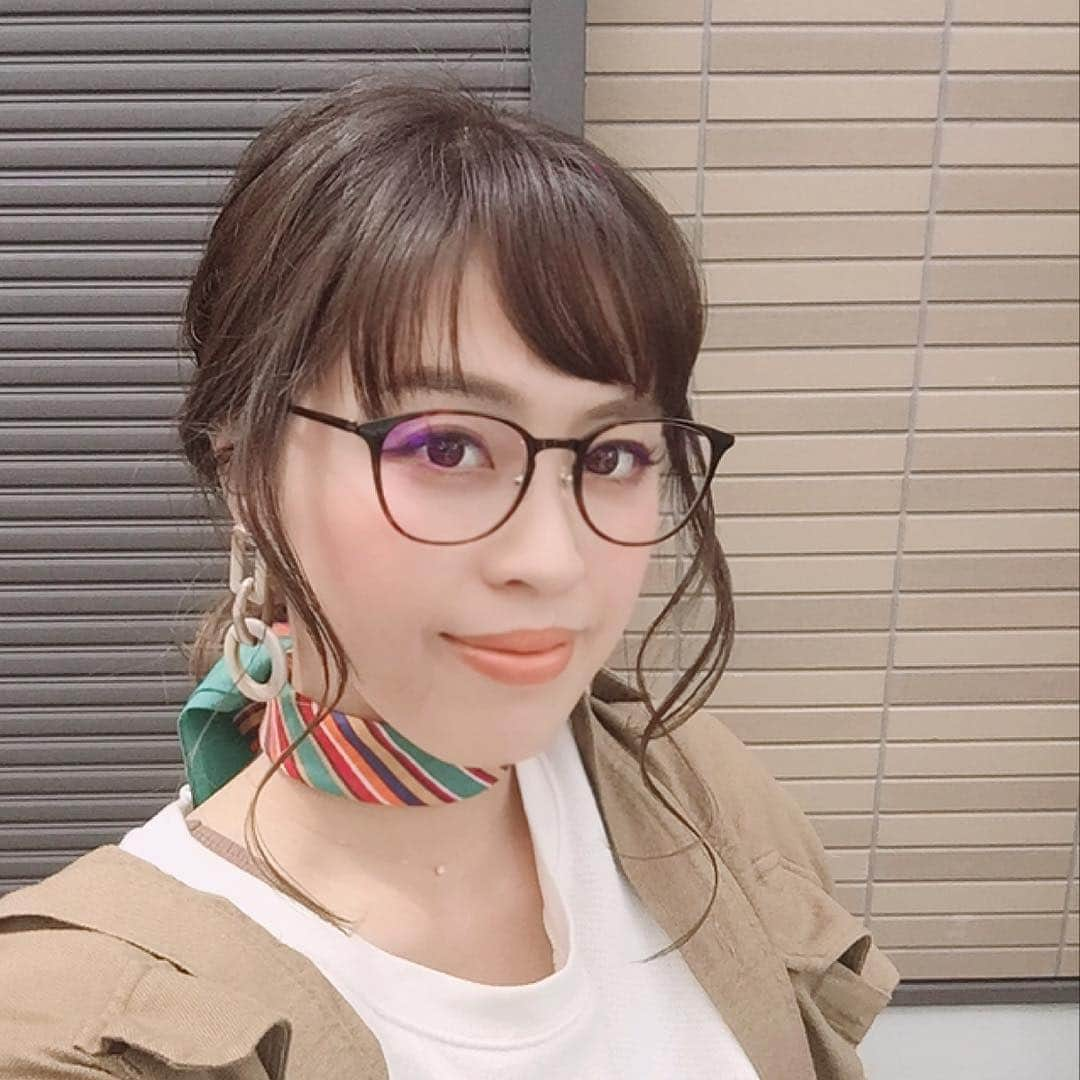 miho.a.nicoさんのインスタグラム写真 - (miho.a.nicoInstagram)「めがね👓 『JINS』さん @jins_japan のものです💕 ・ バイオレットライトって聞いた事ありますか？？😊 バイオレットライトは太陽光に含まれていて、最新の研究で目に必要と言われて注目されている光なんです✨ ・ JINSさんにはバイオレットライトを通す革新的なレンズがあるんです😆 フレーム代+5,000円~でレンズを付けられます✨ 私も目を大事にしたいからこのめがねにしました❣️ 軽くてかけ心地も良いです😆✨ フレームのデザインも豊富なので是非チェックしてみて下さい🎵 . . . . #JINS #ジンズ#眼鏡#めがね#バイオレットプラスレンズ#近視#メガネ#メガネ女子#PR」4月18日 23時00分 - miho.a.nico