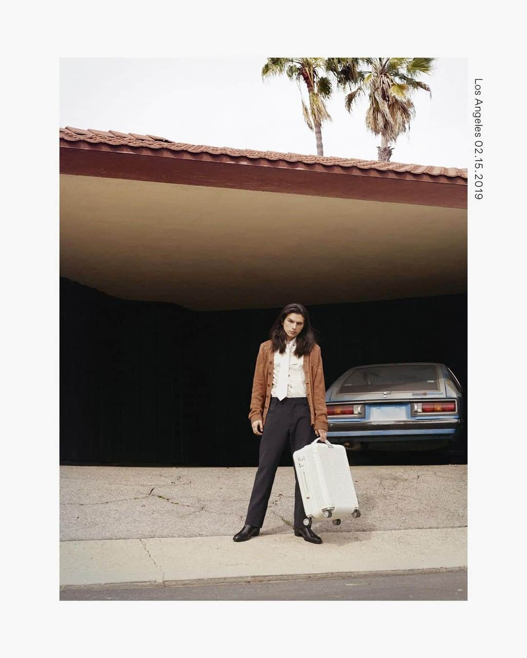 リモワさんのインスタグラム写真 - (リモワInstagram)「Christian Guzman and his Essential Cabin in white. Captured by James Brodribb in Los Angeles.  #rimowa #rimowaessential」4月18日 23時05分 - rimowa