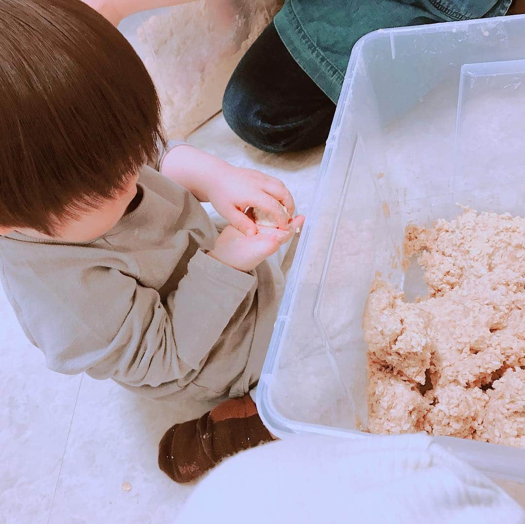 安田美沙子さんのインスタグラム写真 - (安田美沙子Instagram)「先日、我が家でお味噌を仲間たちと仕込みました✨ 息子くんもやりたくなって、参加。 汚れるけど、これも食育。毎日飲むお味噌汁に入れる味噌を自分で作るのは、貴重な体験です。 コネコネしてはりました。私も息子が仕込んでくれたお味噌が楽しみ！ 開ける時のリアクションを楽しみに、首を長くして完成を待とうと思います❤️ ムービーの息子くん、できたー！って言うてる。まだまだだよー🎶  #instagood #instafood #お味噌教室 #食育 @chefoodo_woman  #thanks #味噌 #みさこクッキング」4月18日 23時14分 - yasuda_misako