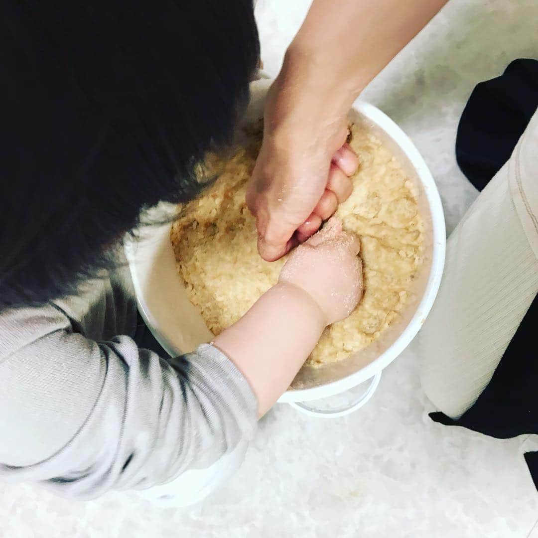 安田美沙子さんのインスタグラム写真 - (安田美沙子Instagram)「先日、我が家でお味噌を仲間たちと仕込みました✨ 息子くんもやりたくなって、参加。 汚れるけど、これも食育。毎日飲むお味噌汁に入れる味噌を自分で作るのは、貴重な体験です。 コネコネしてはりました。私も息子が仕込んでくれたお味噌が楽しみ！ 開ける時のリアクションを楽しみに、首を長くして完成を待とうと思います❤️ ムービーの息子くん、できたー！って言うてる。まだまだだよー🎶  #instagood #instafood #お味噌教室 #食育 @chefoodo_woman  #thanks #味噌 #みさこクッキング」4月18日 23時14分 - yasuda_misako