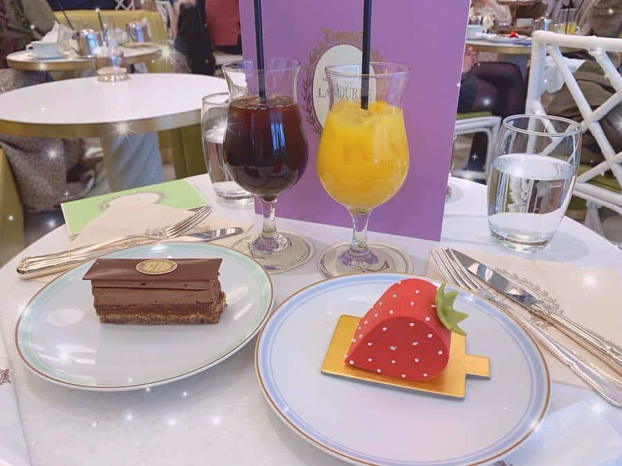 本島莉々果さんのインスタグラム写真 - (本島莉々果Instagram)「🍓🍫🍓 ⋆⑅ ⋆⑅ ⋆⑅ Ladurée Aoyama 🍓フレーズラデュレ 🍫プレジールシュクレ ⋆⑅ 念願のLaduréeのカフェ ずーっと食べたかったいちごのケーキ食べれてよかった🥰 次はマカロン食べたいな〜 ⋆⑅ ⋆⑅ #ladurée #ラデュレ  #フレーズラデュレ #fraiseladurée  #プレジールシュクレ #plaisirsucré  #ケーキ #cake #マカロン #makarons  #青山 #aoyama  #青山カフェ #青山cafe」4月18日 23時08分 - motoshimaririka