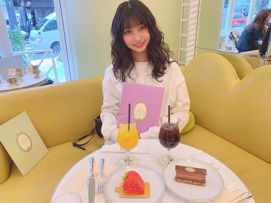 本島莉々果さんのインスタグラム写真 - (本島莉々果Instagram)「🍓🍫🍓 ⋆⑅ ⋆⑅ ⋆⑅ Ladurée Aoyama 🍓フレーズラデュレ 🍫プレジールシュクレ ⋆⑅ 念願のLaduréeのカフェ ずーっと食べたかったいちごのケーキ食べれてよかった🥰 次はマカロン食べたいな〜 ⋆⑅ ⋆⑅ #ladurée #ラデュレ  #フレーズラデュレ #fraiseladurée  #プレジールシュクレ #plaisirsucré  #ケーキ #cake #マカロン #makarons  #青山 #aoyama  #青山カフェ #青山cafe」4月18日 23時08分 - motoshimaririka