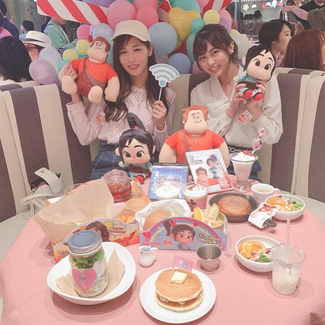 前田亜美さんのインスタグラム写真 - (前田亜美Instagram)「. .  最高すぎた…….🍰💗 . . . #シュガーラッシュオンライン MovieNEX発売記念 OH MY Cafeのスペシャルカフェのプレオープン行ってきました♡. .  @momochadayo に誘ってもらって2人で行ってきたよ‪✌︎. . 店内は全部可愛くて…メニューも映画に出てくるパンケーキやミルクシェイクまで🥺. . ずっと興奮してた🤯 話しかけてくれる方もいて嬉しかったぁーーー！！！. . #実写化する時は #ぜひ  #いつでも受け入れ態勢 #ヴァネロペ #なーんつって  #シュガラカフェ 🍰🍡🍦🍬🍭🍫🍿🍧🍮🎂🍩🍪🍴」4月18日 23時08分 - ami___maeda0601