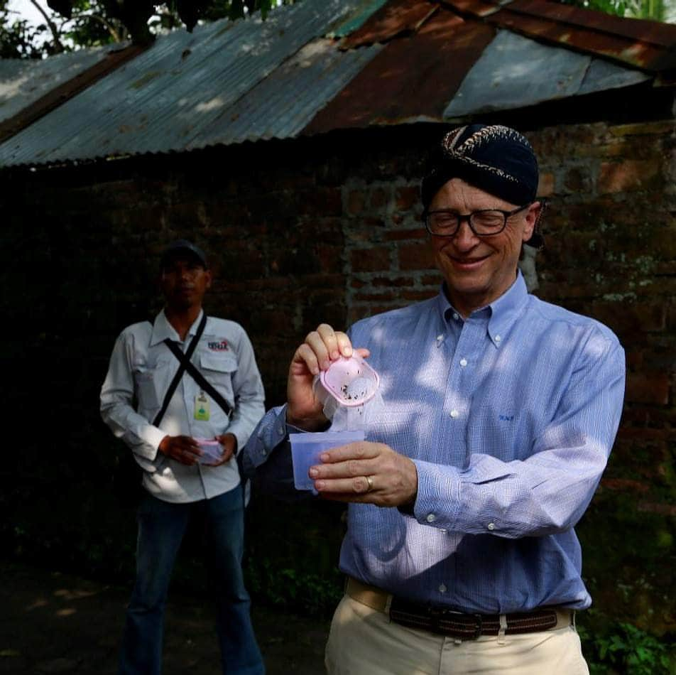 ビル・ゲイツさんのインスタグラム写真 - (ビル・ゲイツInstagram)「#TBT to the time I helped release mosquitoes infected with a common bacterium that can block the spread of dengue during a trip to Indonesia. (My hosts gave me a blangkon — a traditional Javanese headdress — to wear for the visit.) If you’re as curious about mosquito-borne diseases as I am, I’ve put a link in my bio to help you explore some of the fascinating science behind these diseases (and what we’re learning about how to stop them). #MosquitoWeek」4月18日 23時09分 - thisisbillgates