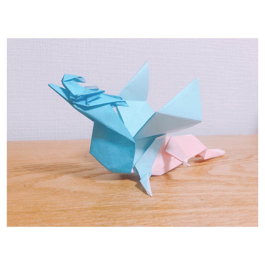 一木千洋のインスタグラム：「「え？いっきちゃんたんじょうびなの？何欲しい？作ってあげるよ」﻿ ﻿ と、少4男子にプレゼントもらいました😂﻿ 好きなの作ってあげるって言われました。﻿ イケメン…！﻿ ﻿ ﻿ ドラゴンを作ってもらったよー！﻿ 他にも家には作ってもらったものがたくさん！﻿ コレクションが増えていきますね😌✨﻿ うれしいー！﻿ ﻿ #誕生日 #折り紙 #ドラゴン #origami #doragon」