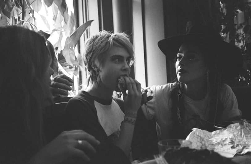 カーラ・デルヴィーニュのインスタグラム：「Have you seen/ smelt it yet? @hersmellmovie @alexrossperry 📸 by @cassblackbird」