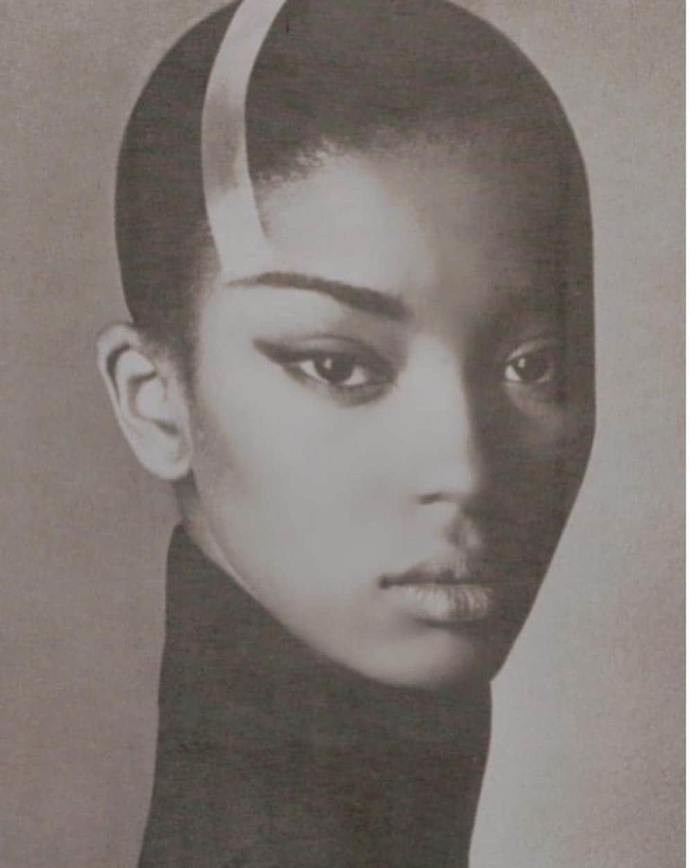 ナオミ・キャンベルさんのインスタグラム写真 - (ナオミ・キャンベルInstagram)「#TBT #BabyOmi 18 yrs old @rifat_ozbek 🖤🖤🖤 📸 by #StevenMeisel」4月18日 23時16分 - naomi