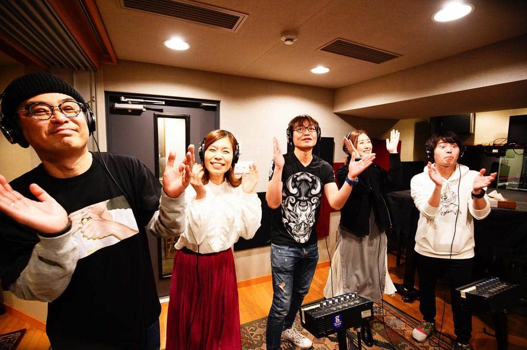 高樹リサさんのインスタグラム写真 - (高樹リサInstagram)「FM802が毎年春にお届けするFM802×TSUTAYA ACCESS!キャンペーンソング🌸. 今年はaikoさんが作詞・作曲を手がけて下さった 『メロンソーダ』を真心込めてあなたの元へ…🍈✨ . この曲を歌うスペシャルユニット"Radio Darlings"に参加して下さった心温まるシンガーの皆さんと共に、FM802 DJ'sもクラップ隊として🙌レコーディングに参加させて頂きました😊✨ そんなレコーディング風景も盛り込まれたMUSIC VIDEOのshort ver.が公開に！！ . メロンソーダを聴きながらクラップ🙌 たちまちシュワっと笑顔がはじけるよー！😄😄 ぜひチェックしてくださいね〜♪♪ . #FM802 #メロンソーダ #ACCESS  photo by @nabespg」4月18日 23時19分 - lisalisa_takagi