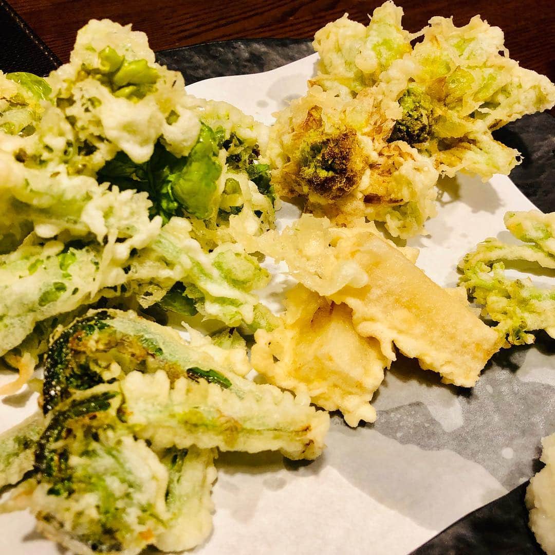 池田有希子のインスタグラム：「春は揚げ物。やうやう苦くなりゆく山菜少し齧りて、むらさきだちたる汁と白き塩添え（お粗末っ😝）。 築地の場外、小田原橋棟の3階にある食堂「築地魚河岸海鮮」、凄く美味しいのに、豊洲に人が移っちゃったのか、下のマーケットが昼過ぎに閉まるから夜もやってることが知られていないのか、とにかく人が少なくてびっくり！もったいなーー！！刺し盛りと日本酒、独り占めじゃー！  菜花、フキノトウ、こごみ、ウド、タラの芽の天ぷら、そしてご厚意の日本酒まで（内緒🤫！）幸せ！！！ #tsukijifishmarket #tsukijiuogashikaisen」