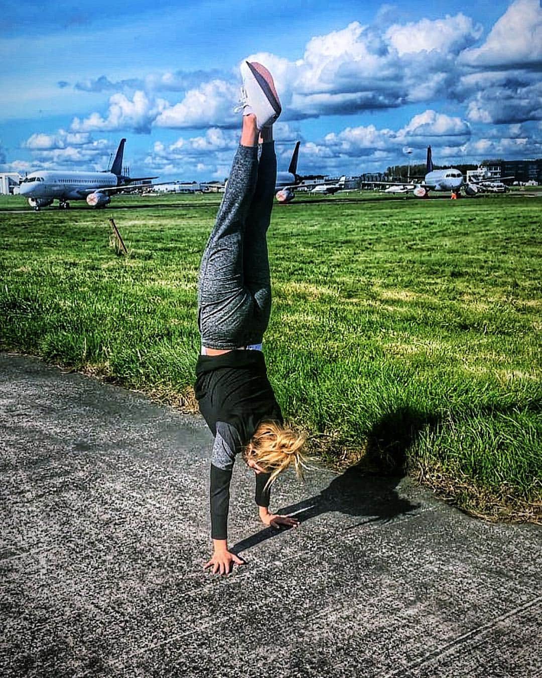 キャサリン・ウィニックのインスタグラム：「Quick stretch before long flight.. Ciao Italy 😘🇮🇹」
