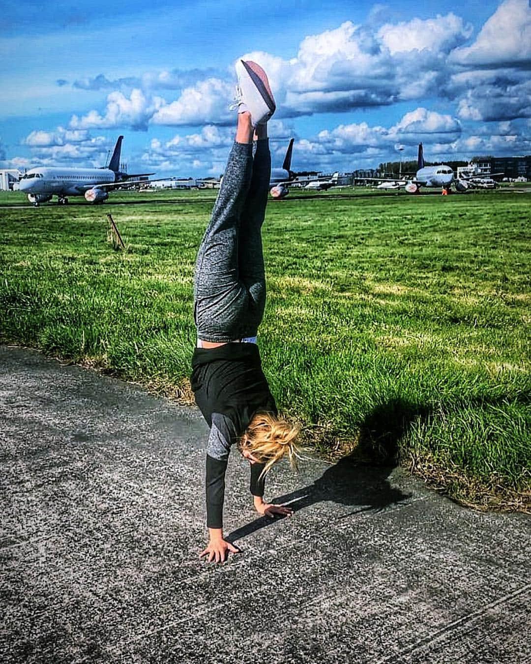 キャサリン・ウィニックさんのインスタグラム写真 - (キャサリン・ウィニックInstagram)「Quick stretch before long flight.. Ciao Italy 😘🇮🇹」4月18日 23時22分 - katherynwinnick