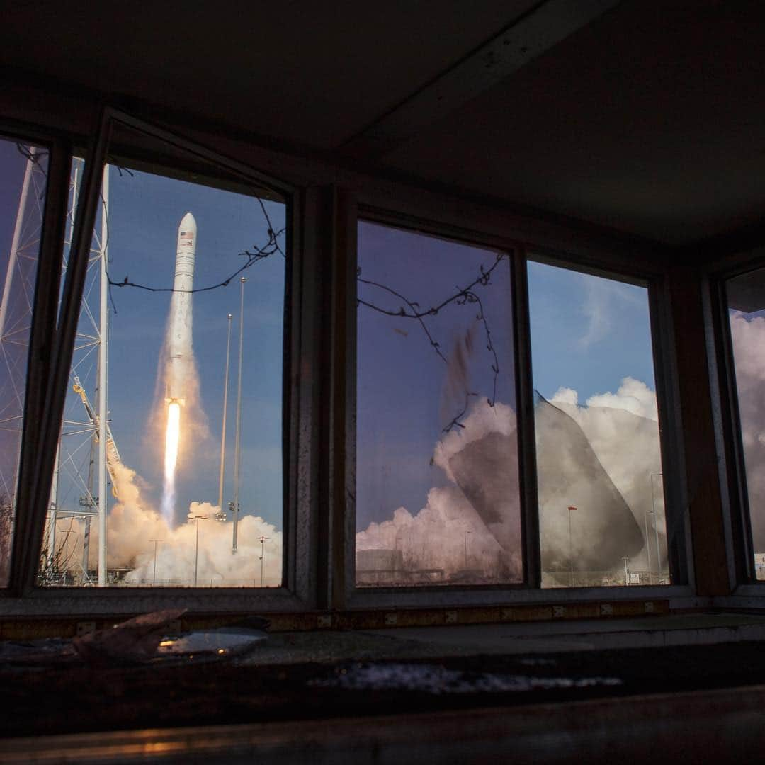 NASAさんのインスタグラム写真 - (NASAInstagram)「Up, up and away. ⁣ ⁣ @NorthropGrumman's #Cygnus spacecraft is on its way to the International Space Station (@ISS) with about 7,600 pounds of science investigations and cargo after launching on an Antares rocket on Wednesday, April 17, from @NASAWallops in Virginia.⁣ ⁣ The scientific research on board includes a bio-analyzer, a new carbon monitor and a fleet of small robots called Astrobees. ⁣ ⁣ Photo Credit: NASA/Bill Ingalls⁣ ⁣ #RocketLaunch #SpaceStation #Science #NASA」4月18日 23時25分 - nasa