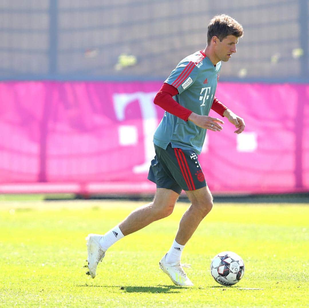 トーマス・ミュラーのインスタグラム：「Two days to go... ⏰ @werderbremen is a strong opponent but we will give our best for a happy easter 😀🐰⚽️ #esmuellert #fcbayern #fcbsvw #bundesliga #thomasmüller 📷 @alexanderhassenstein」