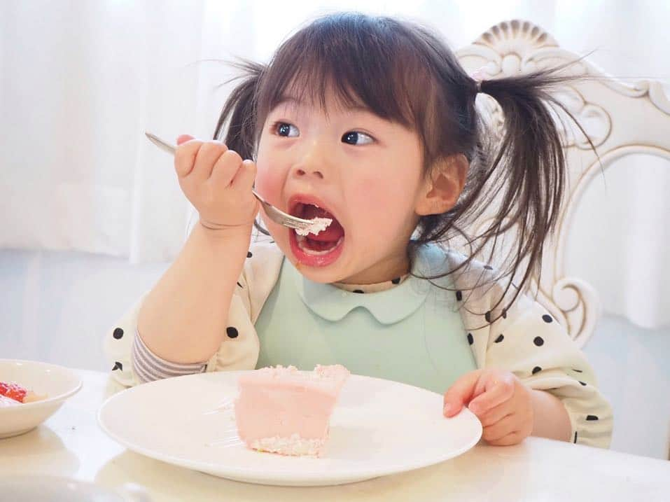 こままりえさんのインスタグラム写真 - (こままりえInstagram)「✴︎ Birthday CAKE🎂 . 娘ちゃんのお誕生日会は ケーキを2種類用意しました☺️ どちらも @sheratonyokohama の B1Fにあるドーレのものです . 1つ目は4月のケーキ🎂🌸 ガーベラの花に見立てた チョコレートがとっても可愛い☺️ ココナッツ風味のサクサクメレンゲが ほろ苦いキャラメルクリームとマッチ✨ . 2つ目は定番商品の #ピンクハートショートケーキ 🎂💓 北海道生乳100％の生クリームと、 フレッシュな大粒イチゴがたっぷり🍓 #ピンクケーキ ってかわいい🥰 . 一年前は #スマッシュケーキ したけど 2歳になった今年は ちゃんとフォークを使って ケーキを美味しそうに食べていて 成長を感じました👏😋🎀 ケーキを食べるのは #特別な日 だけのお楽しみだから ここぞとばかりに喜んで食べていました🍴 特別な日ばんざーーーい💗 . #2歳 #娘ちゃんの成長記録 #4月16日 #誕生日 #誕生日会 #ホームパーティー #自宅パーティー #フルーツ #フルーツ盛り #フルーツ好き #ベイシェラトン #ベイシェラトン横浜 #ドーレ #お誕生日おめでとう #ハッピーバースデー #2歳誕生日 #2歳バースデー #バースデーケーキ #sheratonyokohama #GerberaCAKE #Meringuechantillycaramel」4月18日 23時31分 - komamarie