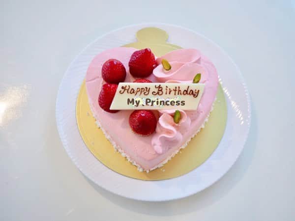 こままりえさんのインスタグラム写真 - (こままりえInstagram)「✴︎ Birthday CAKE🎂 . 娘ちゃんのお誕生日会は ケーキを2種類用意しました☺️ どちらも @sheratonyokohama の B1Fにあるドーレのものです . 1つ目は4月のケーキ🎂🌸 ガーベラの花に見立てた チョコレートがとっても可愛い☺️ ココナッツ風味のサクサクメレンゲが ほろ苦いキャラメルクリームとマッチ✨ . 2つ目は定番商品の #ピンクハートショートケーキ 🎂💓 北海道生乳100％の生クリームと、 フレッシュな大粒イチゴがたっぷり🍓 #ピンクケーキ ってかわいい🥰 . 一年前は #スマッシュケーキ したけど 2歳になった今年は ちゃんとフォークを使って ケーキを美味しそうに食べていて 成長を感じました👏😋🎀 ケーキを食べるのは #特別な日 だけのお楽しみだから ここぞとばかりに喜んで食べていました🍴 特別な日ばんざーーーい💗 . #2歳 #娘ちゃんの成長記録 #4月16日 #誕生日 #誕生日会 #ホームパーティー #自宅パーティー #フルーツ #フルーツ盛り #フルーツ好き #ベイシェラトン #ベイシェラトン横浜 #ドーレ #お誕生日おめでとう #ハッピーバースデー #2歳誕生日 #2歳バースデー #バースデーケーキ #sheratonyokohama #GerberaCAKE #Meringuechantillycaramel」4月18日 23時31分 - komamarie