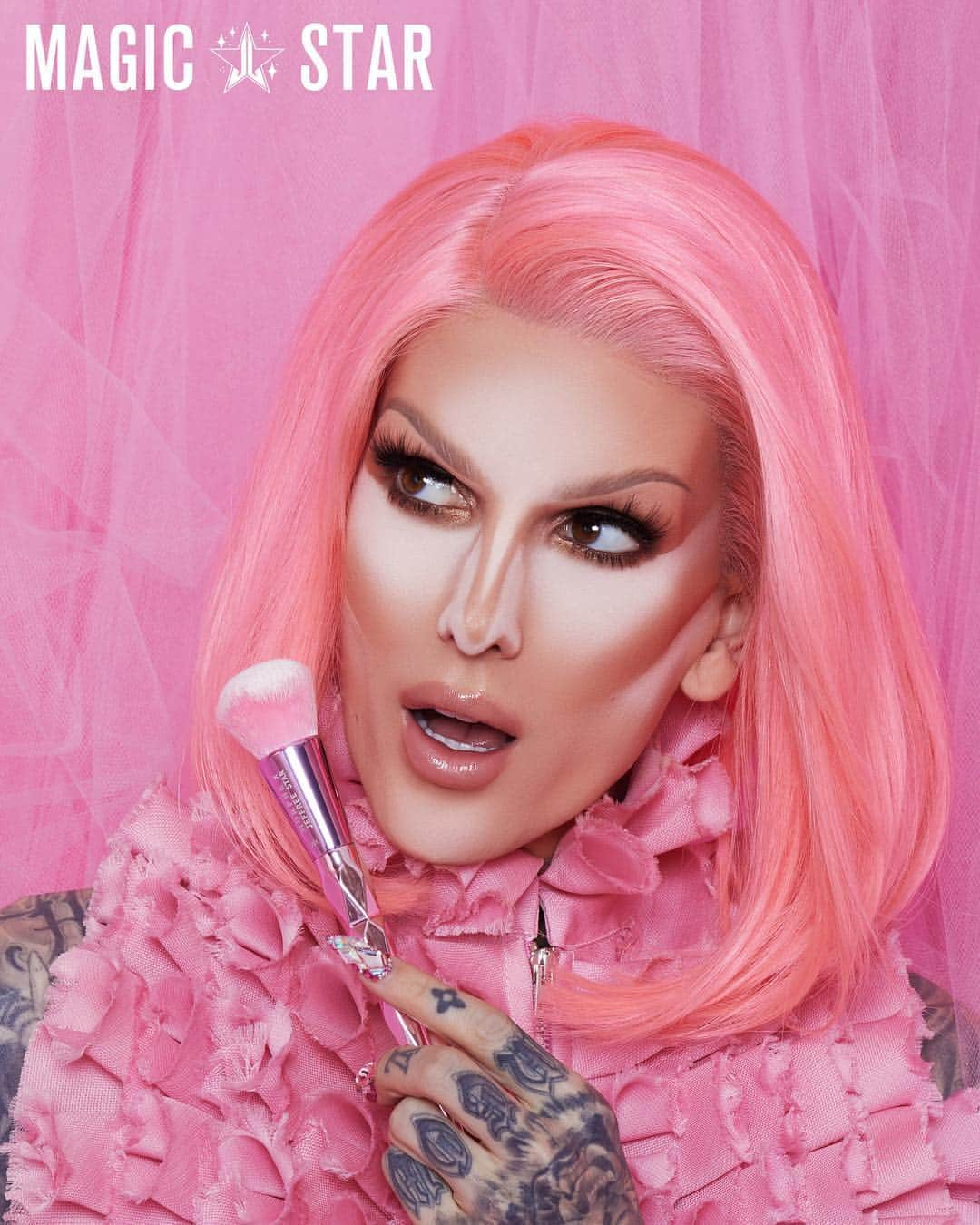 Jeffree Star Cosmeticsさんのインスタグラム写真 - (Jeffree Star CosmeticsInstagram)「WAKE & BAKE 🔥🔥 Anyone else feeling the heat of tomorrow’s launch?? 🙋🏼‍♀️🙋🏼‍♀️ Don’t forget to set your alarms for 10am PST/ 1pm EST because it’s time to bask and BAKE in our #MagicStar setting powder & #MagicStarConcealer 🌟🌟 Both are $22 and will be playing NO games so get ready 💥💥 #jeffreestarcosmetics #concealer #settingpowder #vegan #crueltyfree  Photo by: @brandonlundby  Makeup by: @lipsticknick  Hair by: @jesushair  Set design: @keithboos」4月18日 23時32分 - jeffreestarcosmetics