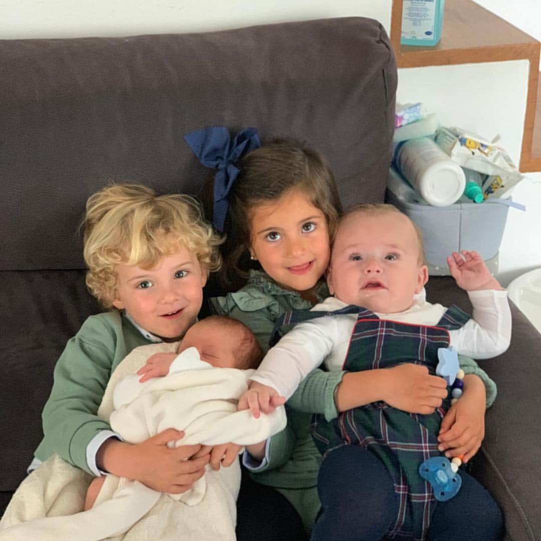 アレハンドロ・フェルナンデス・イグレシアスのインスタグラム：「Qué mejor manera de celebrar los 6 meses que con sus primitos!! 🧡  #Alejandra👧🏻 #Nachito👦 #MiniAlex👶 #Guille 👶🏻」