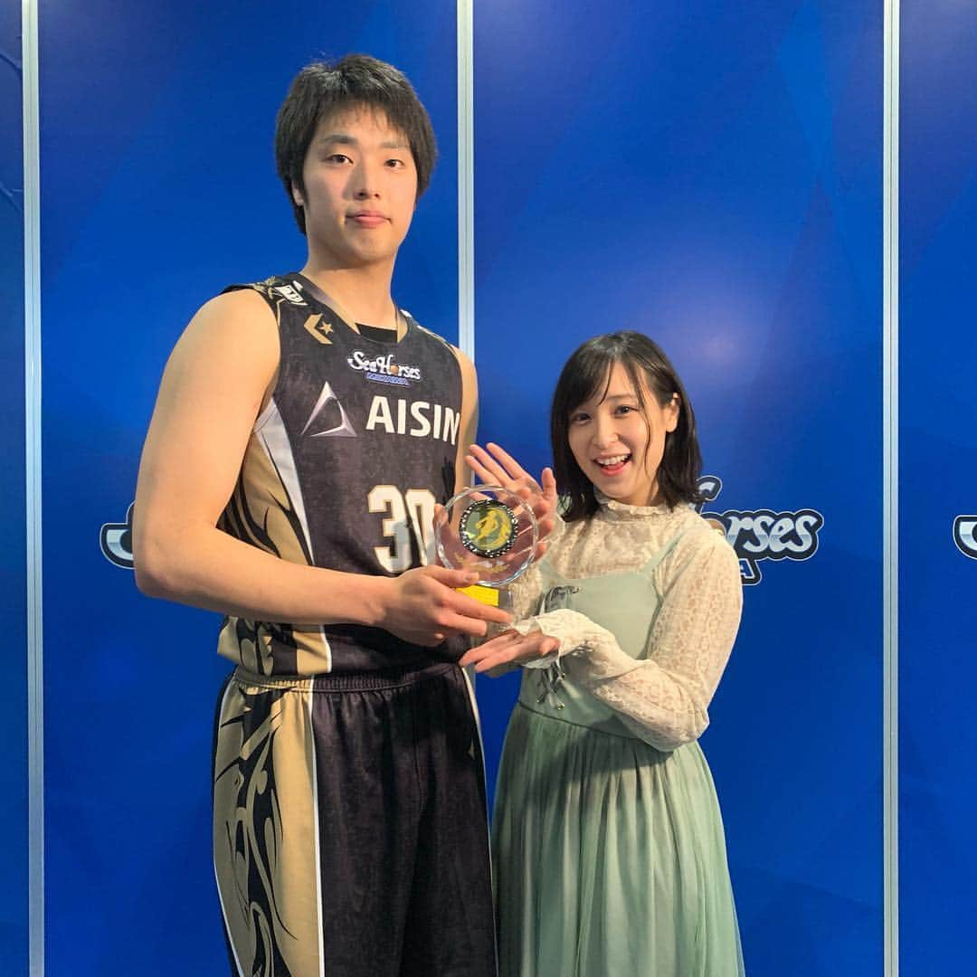 中崎絵梨奈さんのインスタグラム写真 - (中崎絵梨奈Instagram)「‪３月のPlayer of the Monthに輝いたのは‬ ‪#シーホース三河 の #岡田侑大 選手でした！20歳の期待の新人！🏀おめでとうございます！👑‬ ‪岡田選手と先輩方の関係性にも注目です😳🚗‬ ‪ 動画はこちら▶︎https://basketball.mb.softbank.jp/videos/4770‬ ‪#バスケットLIVE #バスケットボールキング #Bリーグ‬」4月18日 23時41分 - chu_erina