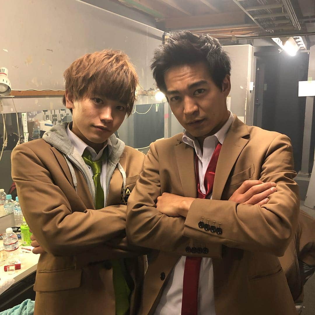 三嶋健太さんのインスタグラム写真 - (三嶋健太Instagram)「⠀ ⠀ 1枚目！ 三年生同士。⠀ #吉原シュート さんと。 めちゃ仲良しです。⠀ 2枚目 #松岡一平 ちゃんと。 #可愛い系男子⠀ たまに、どつきたくなる（役でねw) ⠀ 三枚目⠀ #富見山聖弥 と。 #忍者 4⠀ おもろい（笑）  4枚目⠀ #河合国広 こと、くにさん。⠀ 良い人！ #井田達也 おっさん。と。⠀ くそおやじw ⠀ ⠀ 二日目、無事終了！！⠀ 観劇下さった方、ありがとう御座いました。⠀ ⠀ 最後まで気合い入れて、⠀ 頑張ります！⠀ ⠀ ⠀ 何回も来てくれてる方、ありがとう御座います！⠀ 差し入れとかも…いっぱい… ⠀ ⠀ ありがとう^ ^⠀ ⠀ ⠀ #ジュブ学 #舞台 #stage #男前 #イケメン #男前同士 #殺谷 役 #おっさん #高校生 #jk #学生服 #コスプレ」4月18日 23時34分 - kenta87mishima