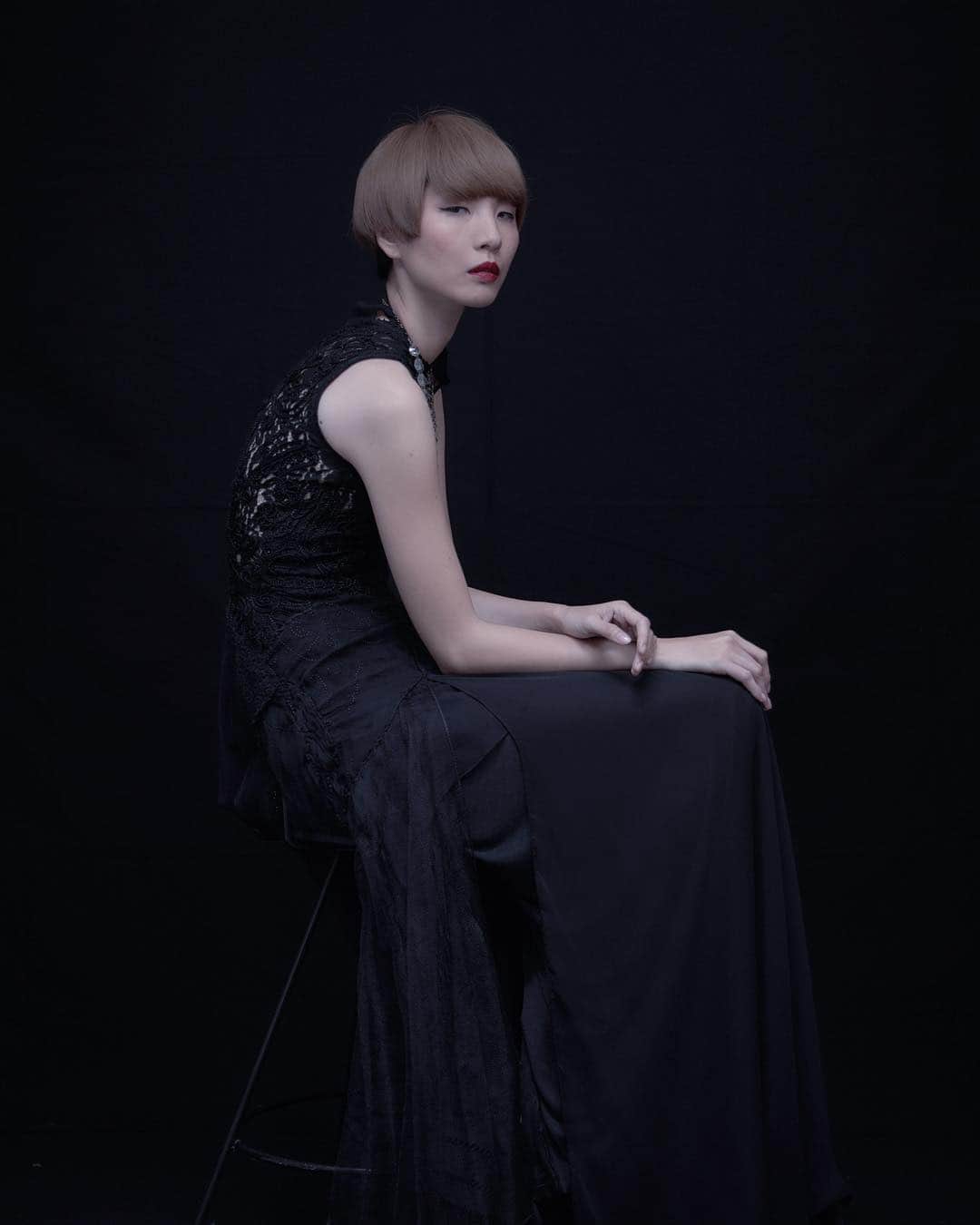 ARAKI SHIROのインスタグラム：「good night.. . . ph @yamadakei  h&m @akikoakiko1217  md @sachikawamata22  costume by me . . . #ARAKISHIRO#FUKUOKA#costume#dress#vintagedress#hautecouture#contemporaryart#portrait#portraitphotography#fashionphotography#sombrebeings#pr0ject_soul#themysterypr0ject#humanedge#pr0ject_uno#sensuality#artphotography#__bodyart__#darkbeauty#osphilia#ithosmag#_fairies#unvaeljournal#feetrica#bodymood#福岡#ポートレート#衣装#コスチューム#ドレス」