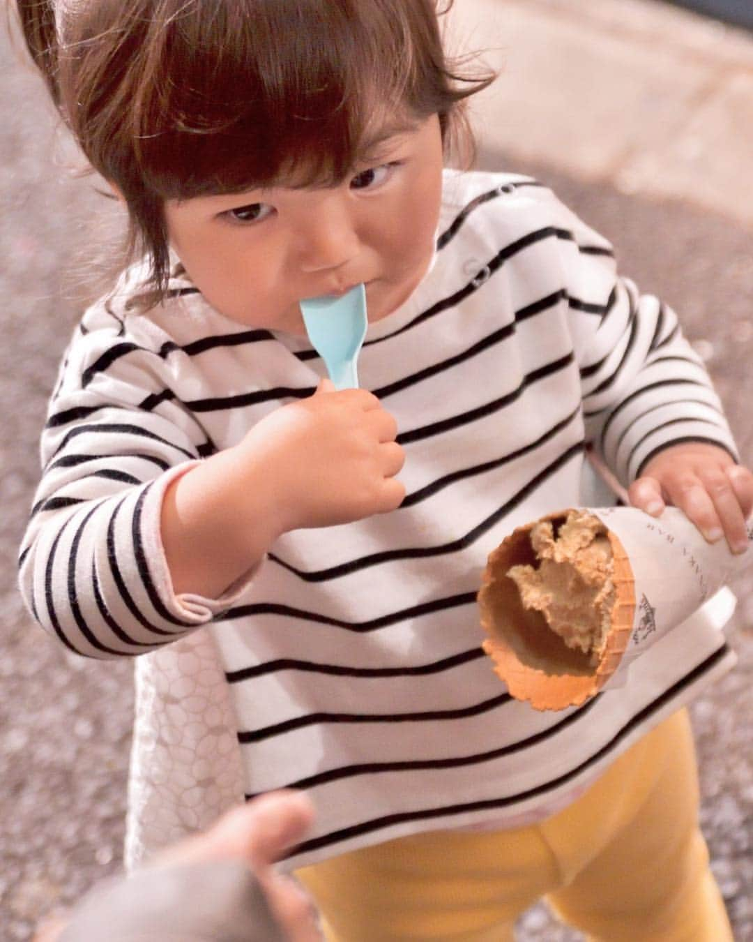 井上香織さんのインスタグラム写真 - (井上香織Instagram)「すこーし前のヴィクトリーナfamily♡ ・ 有名らしいアイス屋さんで子供達が頬張る姿に癒される(๑˃̵ᴗ˂̵)🍨🍦 ・ @hideyuki_nara いつも素敵な写真をありがとうございます😌✨ #hobsons #東京 #西麻布 #アイス #ヴィクトリーナ #ドリームス #オフショット #大好きメンバー #てんさんのパンプス可愛すぎた😍 #一目惚れ #綺麗な青 #ひでさん写真 #いつもありがとうございます」4月18日 23時50分 - kaorin888