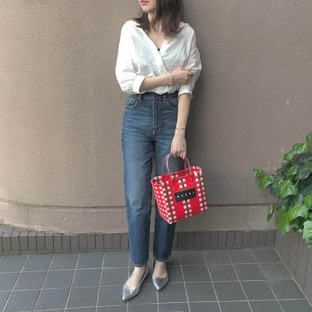 kaorinさんのインスタグラム写真 - (kaorinInstagram)「シャツ@comptoirdescotonniers_japan #ハイウエストストレートデニム#gu @gu_for_all_ かごバッグ#marni @marni パンプス#uniqlo @uniqlo ・ ・ @comptoirdescotonniers_japan のエンブロイダリーシャツ♡ ・ 全体にあしらわれた刺繍がポイントでかわいい♡ ・ 着心地がすごく良くて、ブラウスとしても、羽織りとしても着れて色々と着回しできそう✨ ・ ホームケアもできるのがイイ👌 ・ @kaorinnnhyrk のトップページから見れます♡ ・ オンラインは4/19（金）から4/21（日）までの  3日間限定で、10％OFFクーポンが発行されてます✨ ・ そして一部店舗でも開催してるみたいです‼︎✨ ・ ・ #コントワーデコトニエ#コトニエスタイル#大人カジュアル#ファッション#コーデ#ママコーデ#ママファッション#スニーカーコーデ#スニーカー女子#데일리룩#데일리룩코디#패션#오오티디#아웃핏#코디#코디스타그램#coordinate#fashion#ジーユー#gumania#ユニクロ#マルニ#マルニマーケット#ピクニックバッグ」4月18日 23時50分 - kaorinnnhyrk