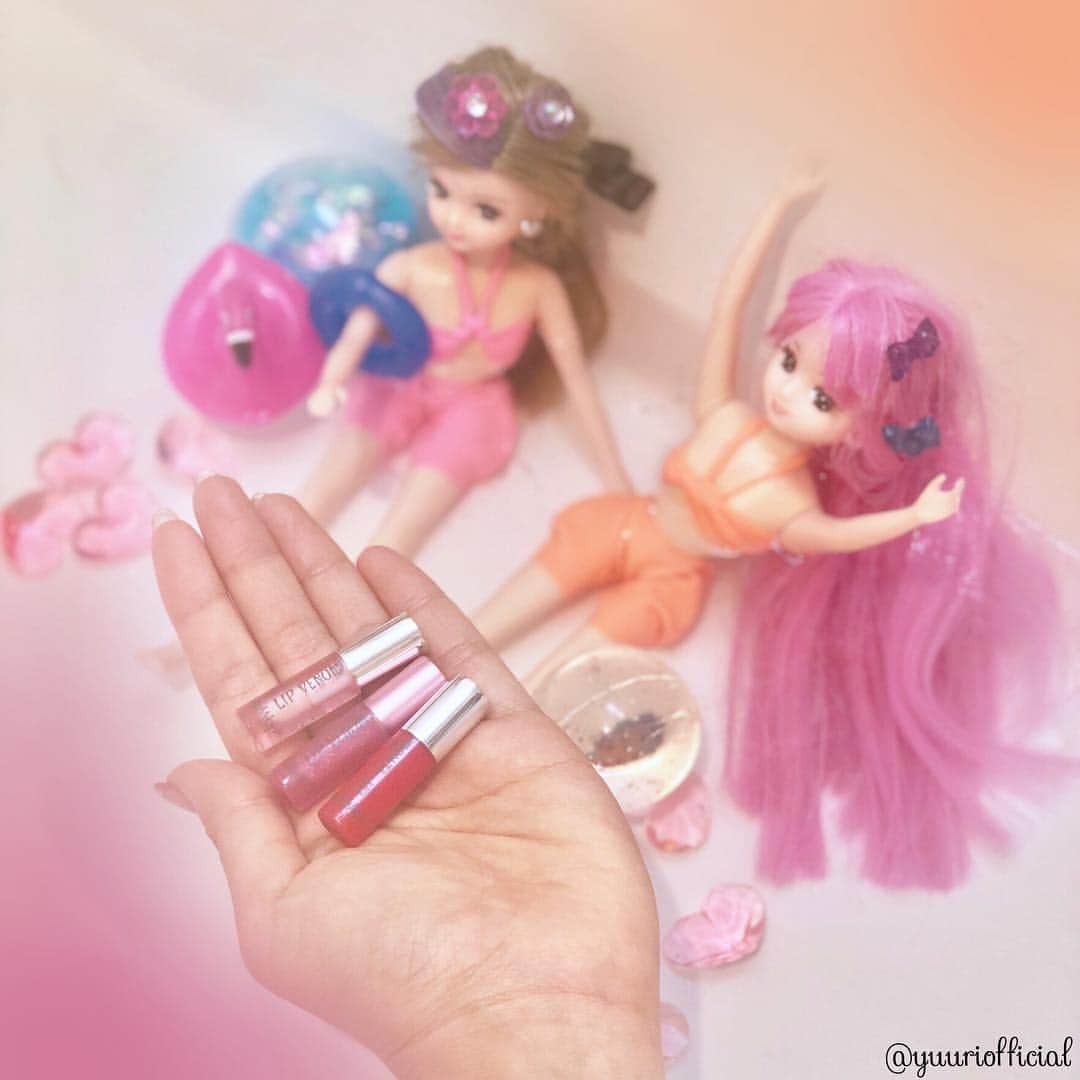 のインスタグラム：「【おもちゃみたいなミニリップ♡】 * まるでリカちゃんのリップかな？なんて思うくらいの可愛らしいリップが限定でありましたので紹介！ * リッププランパーの元祖と言われる『Duwop』の「リップヴェノム」は、シナモンのようなスパイシーな香りだけれども、ピリピリと唇に刺激が続いて、刺激で腫れるように唇ふっくら♪ こちらは限定品でミニサイズが3色で1セット、2000円弱で韓国のオリーブヤングで購入しました！他では……オンラインとかで売ってるのかな？ * とにかくポーチに入れても、ミニバッグでも、ペンケースでもポケットにでも入れられる極小リップ♡ こんなの探してた……！っていう方、ぜひチェックしてみて☆ * ♡---------------------- #コスメ #メイク #化粧品 #コスメレビュー #今日のメイク #ナチュラルメイク #プチプラ #プチプラコスメ #リップ #口紅 #ティント #ルージュ #コスメ紹介 #メイク動画 #메이크업 #몸스타그램 #koreancosmetics #韓国コスメ #韓国コスメ購入品 #リッププランパー #リップ美容液 #プランパーリップ #リップグロス #リカちゃん #licca #リカちゃん人形 #japanesedoll #ミニリップ #リップヴェノム #Duwop ----------------------♡」