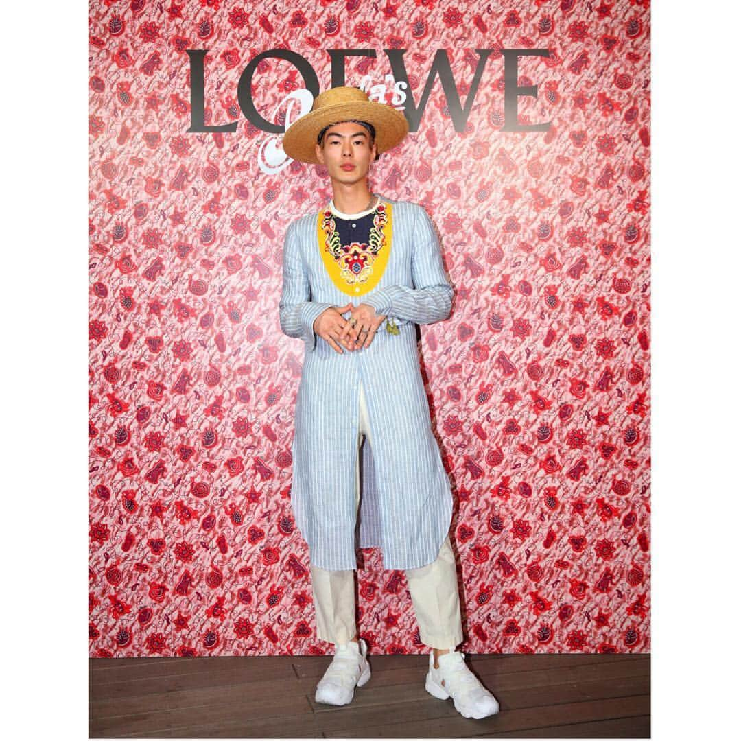 岩崎拓馬さんのインスタグラム写真 - (岩崎拓馬Instagram)「@loewe Paula's ibiza🏖 photo by @tsukaka . Ginza Sony ParkへTrip🚘 ボヘミアンなLOEWEが18日から 全国を駆け巡るみたい！ カラフルな会場に心もハッピー❤️💛💙💚 . . . #ロングシャツがLOEWE #loewe #loewepaulas #fashion #ootd #boy #man #japanese #malemodel #model #happytime」4月18日 23時44分 - happy_takuma