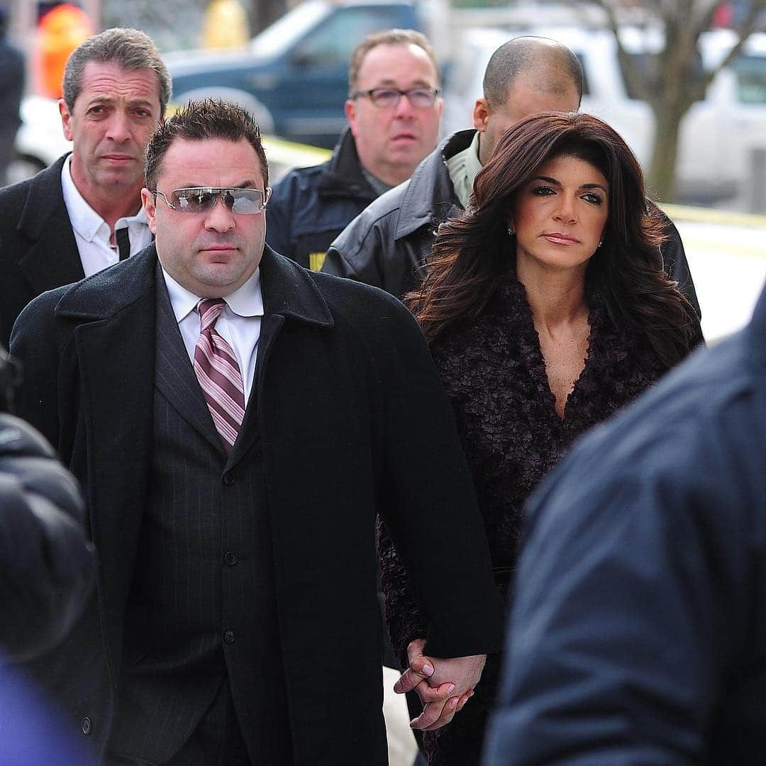 E! Onlineさんのインスタグラム写真 - (E! OnlineInstagram)「Joe Giudice's deportation appeal has been denied by the ICE, but he has one final chance before he is deported. Link in bio for more on what’s next for him and #RHONJ’s Teresa. (📷: Getty Images)」4月18日 23時51分 - enews