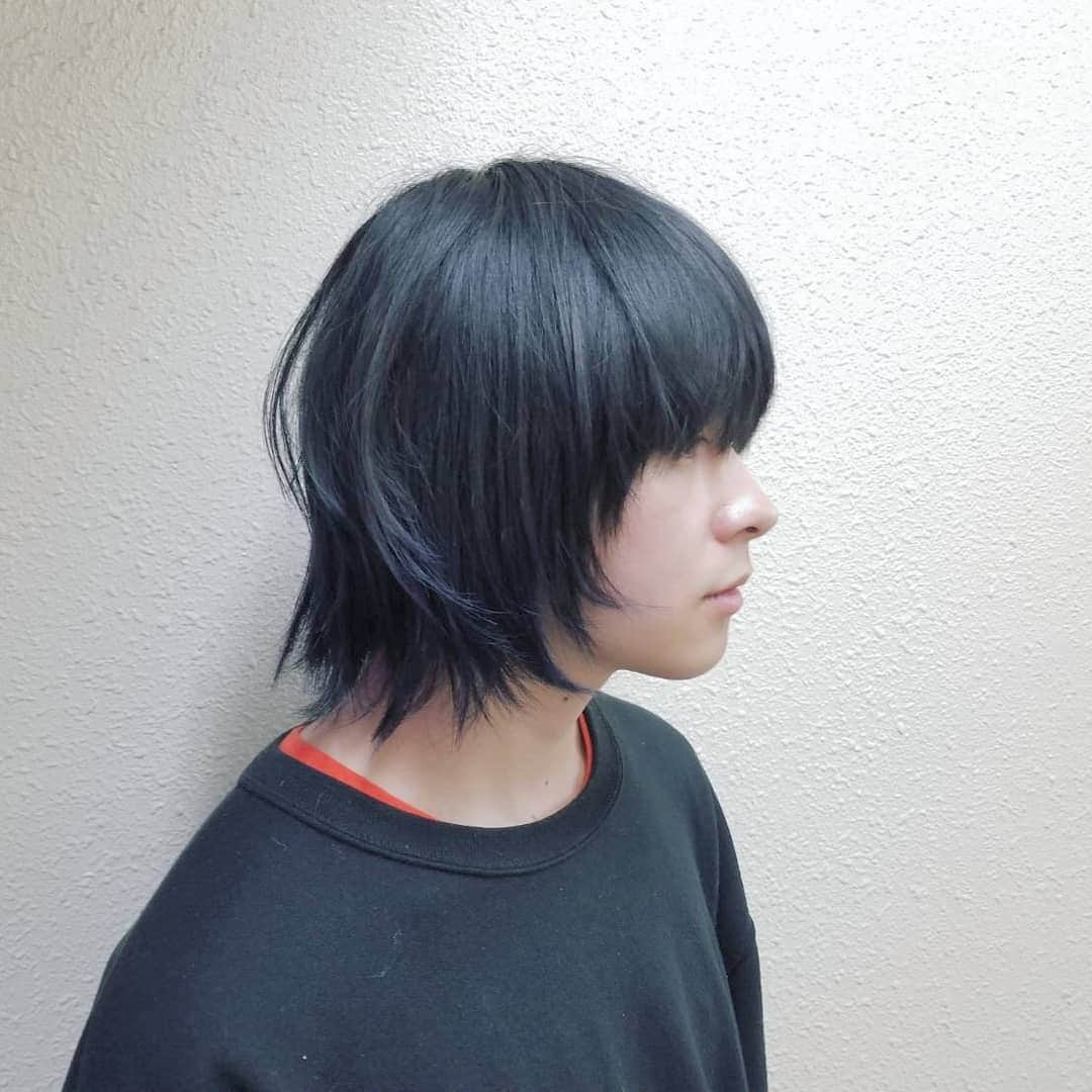 小林私のインスタグラム：「髪がネイビーになりました。  ばぶばぶ(笑)ってコラコラ～！そりはベイビーじゃろがい！(笑)(笑)(笑)  保育園からの幼馴染み(@chanyuma626 )が美容師になったらしいので行ってみたら美容師になってました。ビックリですね。 幼馴染みっていうと響き的にアニメでよくある唯一無二的な感じがするんですが田舎の幼馴染みは平気で100人位います。ビックリですね。  さらば金髪、そしてこんにちはネイビー  ぽよ～？？って！！そ！れ！は！！ カ ー ビ ィ つってオイオイオイ！！！！あれ！？耳が聞こえない！！？？なんで～～！？！？急にどうして！？！？もう聞こえるけど！！！もう！！聞こえますけど～～～～～！？！？！？！？👃 #haircolor #navy #navyhair #styling #keen #立川keen #カラーモデル #ワンカラー #スタイリング #顔良男 #がんりょうなん」