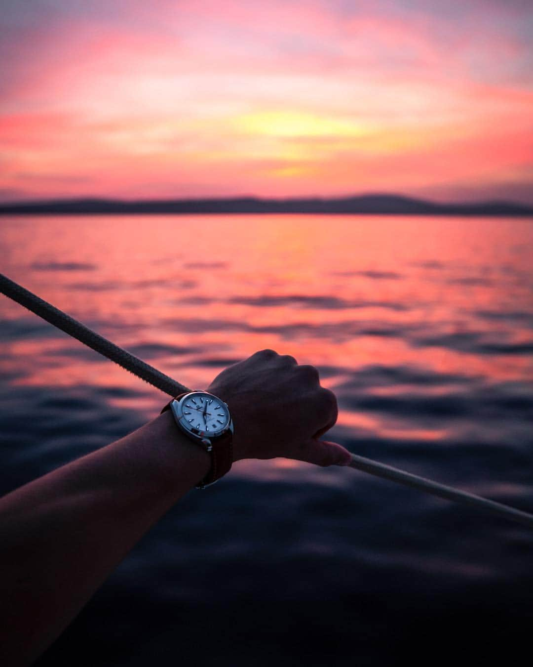 オメガさんのインスタグラム写真 - (オメガInstagram)「#Seamaster / #OMEGAmychoice Dreaming of a getaway? @WatchLuke covers land and water with the #SeamasterAquaTerra.」4月18日 23時49分 - omega