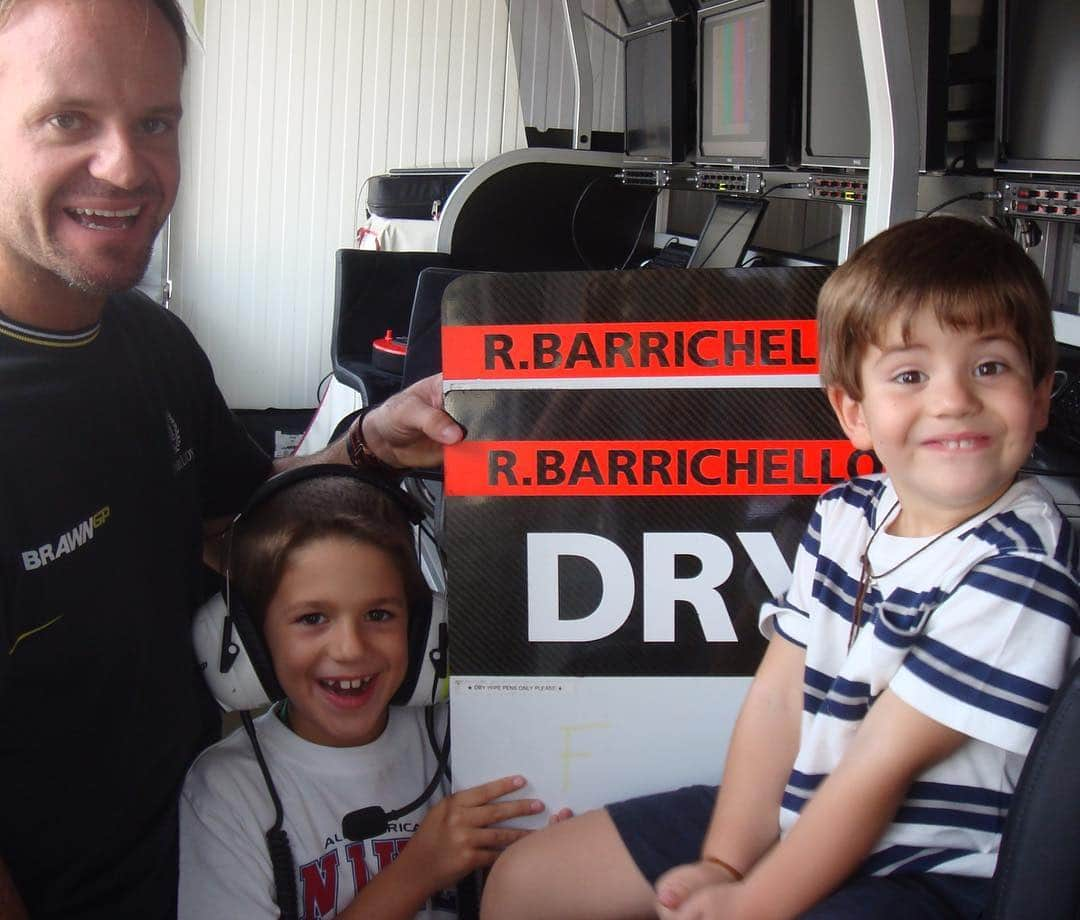 ルーベンス・バリチェロさんのインスタグラム写真 - (ルーベンス・バリチェロInstagram)「#tbt2009 #meandthekids❤️ #fotogostosa @dudubarrichello @fefobarrichello」4月18日 23時59分 - rubarrichello