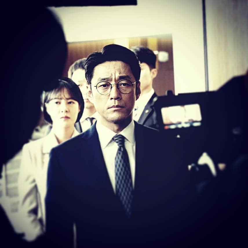 チ・ジニさんのインスタグラム写真 - (チ・ジニInstagram)「#지정생존자...」4月18日 23時55分 - actor_jijinhee