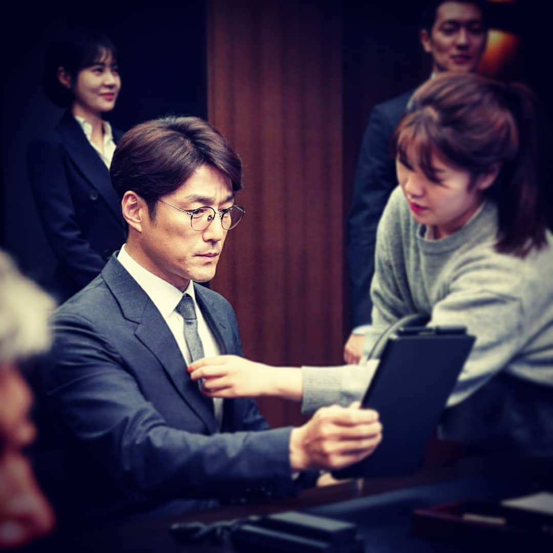 チ・ジニさんのインスタグラム写真 - (チ・ジニInstagram)「#지정생존자...」4月18日 23時55分 - actor_jijinhee