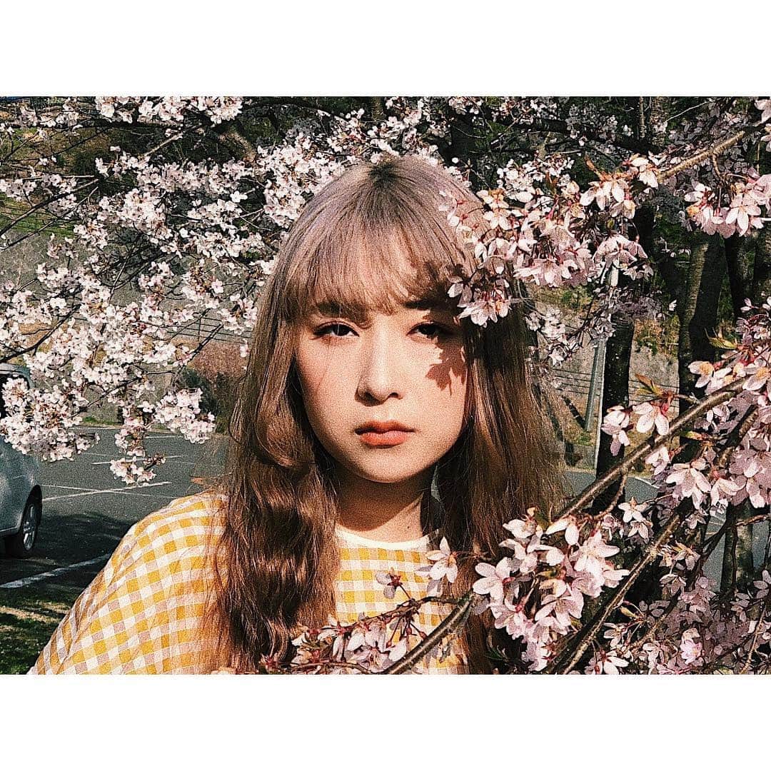 松尾レミさんのインスタグラム写真 - (松尾レミInstagram)「春のお散歩2💎今年も桜にまみれました。(1枚目2枚目見比べると真顔と笑顔?、なんか謎にキャラ違うよね。心は同じなんだけど。)」4月19日 0時07分 - remimatsuo