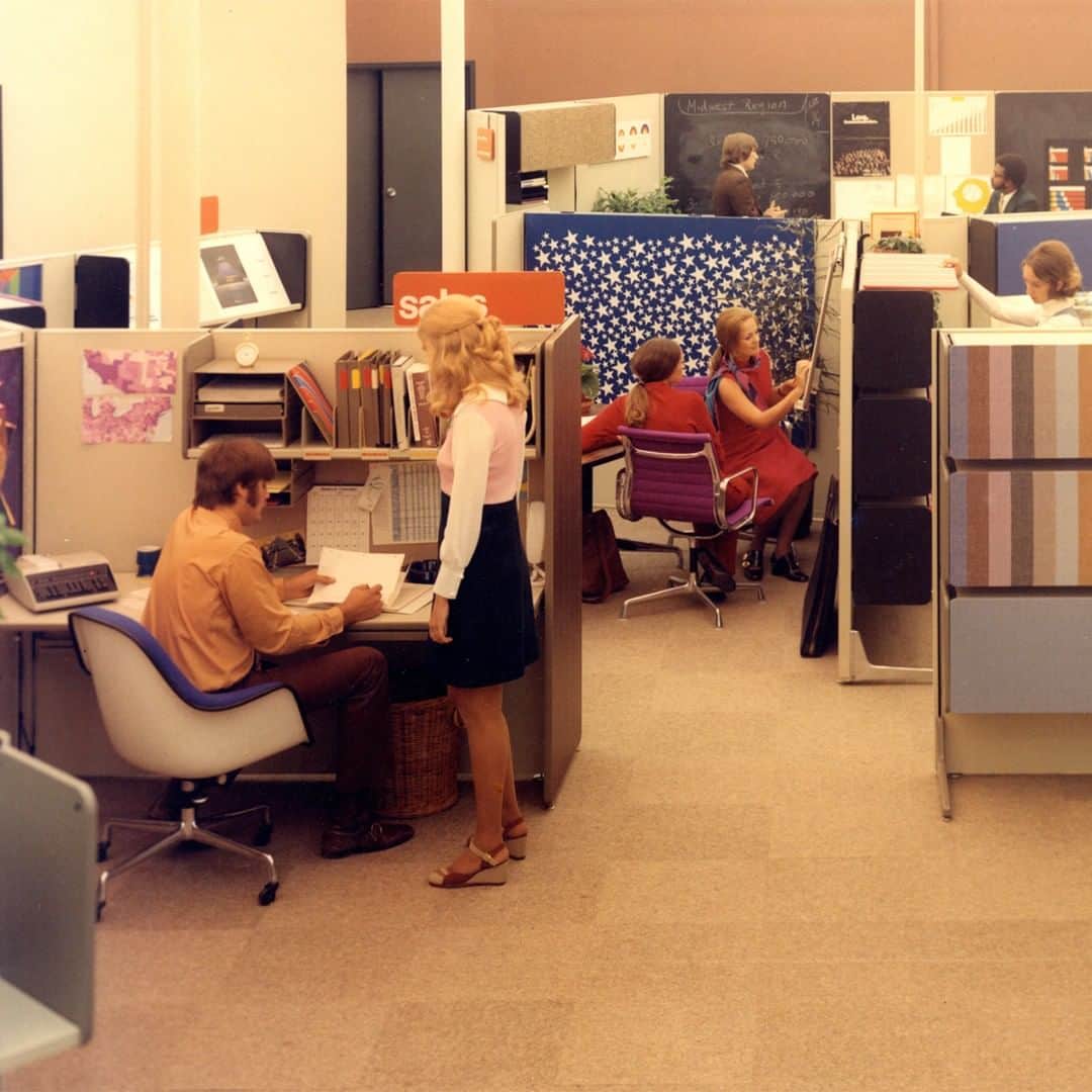 Herman Miller （ハーマンミラー）さんのインスタグラム写真 - (Herman Miller （ハーマンミラー）Instagram)「Mobility, variety, and modularity were all appraised as essential aspects in Robert Propst’s Action Office 2. The design elements it displayed are ones that we still consider important features in office design. Visit the link in bio to learn how we’re using research to inform the design of these spaces today. #tbt」4月19日 0時00分 - hermanmiller