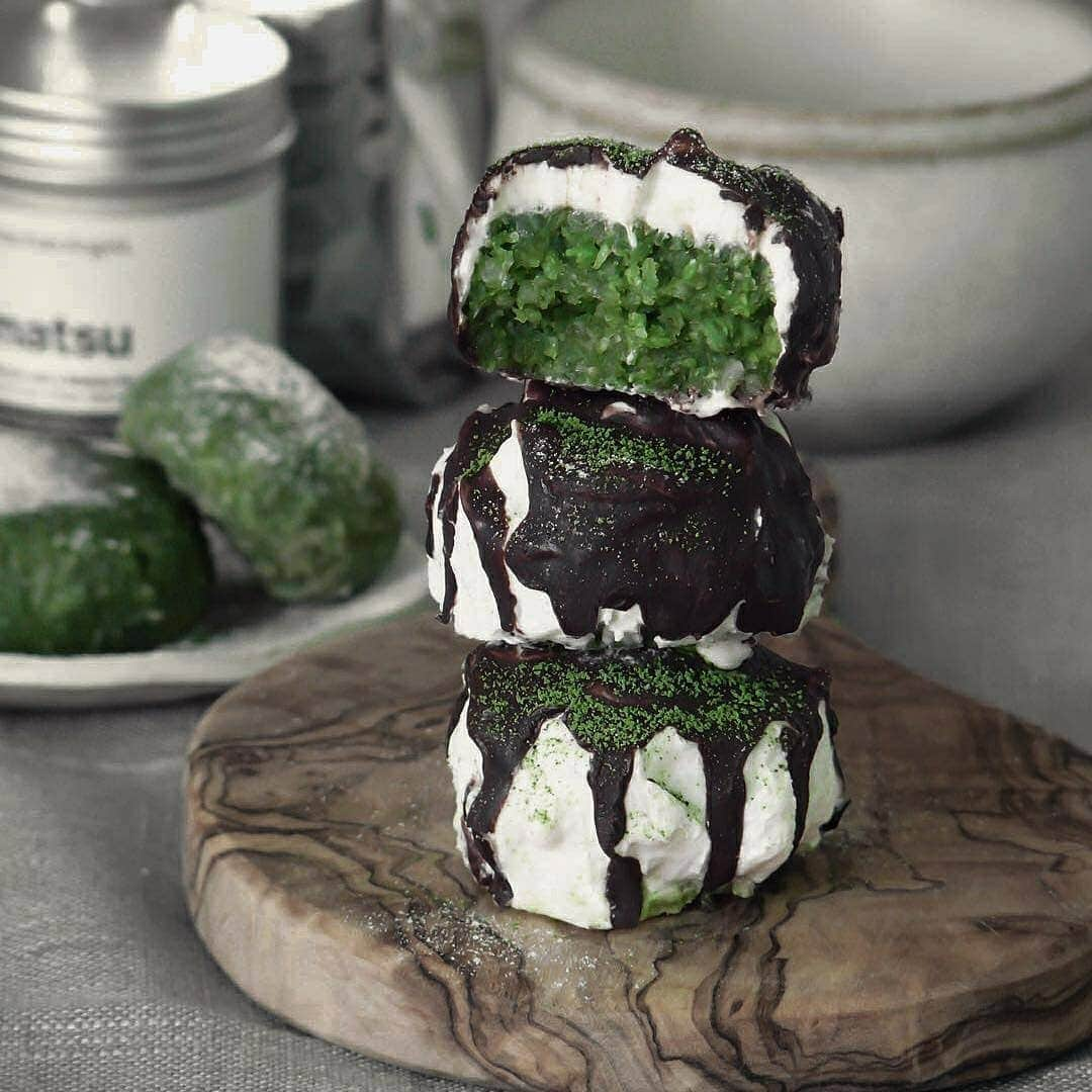 Matchæologist®さんのインスタグラム写真 - (Matchæologist®Instagram)「🙋 Hands up if you’re in #Matcha Heaven right now with this tea-licious Cream Cheese Matcha treat! 🙏 The wonderful 👸 Katrina @wintofin has upped her matcha game to a new level, masterfully crafting 💫 this delectable plant-based cream cheese matcha delicacy with an almond, cashew and coconut filling combination, covered with cream cheese frosting and chocolate drizzle 🍃 Want to make your own at home?! Head to Katrina’s page for the full recipe, using the ingredients below! 😋 . Filling: 1/2 cup soaked & drained blanched almonds 1/2 cup soaked & drained raw cashews 1/2 cup coconut shreds 3 tbsp coconut nectar or a syrup of your choice 2-3 tbsp melted coconut 1 tbsp high quality matcha powder . Cream frosting: 5-6 tbsp vegan softened cream cheese 5-6 tbsp vegan softened butter 1 cup sifted confectioners sugar 1 tsp vanilla extract . Chocolate layer: 1/4 cup melted coconut oil 2/3 cup cacao powder 4 tbsp coconut nectar/maple syrup . Our Midori™ is the perfect grade of matcha for use in any matcha recipes that require a beautiful green colour and flavour intensity that shines through other ingredients. 🍵🌿 . Don't forget to tag us @Matchaeologist in your own matcha recipes – we 💚 to see all your matcha creations! 🙏 . Matchæologist® #Matchaeologist Matchaeologist.com」4月19日 0時00分 - matchaeologist