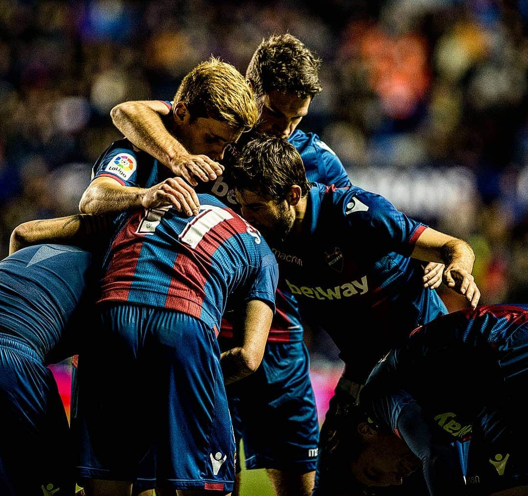 レバンテUDさんのインスタグラム写真 - (レバンテUDInstagram)「#ElClubQuePortemAlCor 💙❤⚽️✌ ---- #MachoLevante #OrgullGranota #LevanteUD #Laliga #LaLigaSantander #LevanteEspanyol #futbol #football」4月19日 0時03分 - levanteud