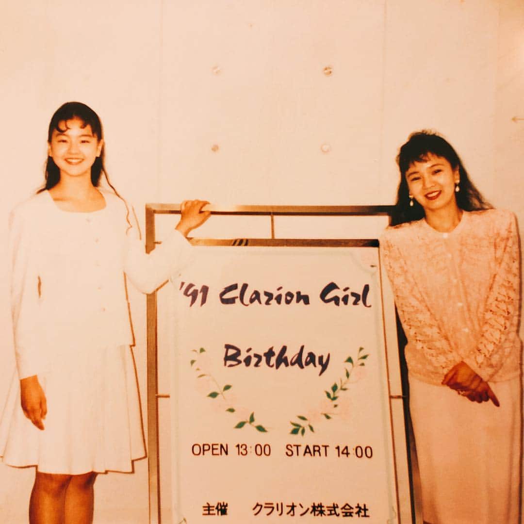 上田祥子さんのインスタグラム写真 - (上田祥子Instagram)「訳あって昔の写真を掘り出し中。クラリオンガール発表会の日、亡き母と。冗談で母の方が今年のクラリオンガール、なんて紹介されていたけど、我母ながらきれいだった。あれからもう29年かあ。#18歳でした #クラリオンガール #90年に選ばれてデビュー #スパイラルホール」4月19日 0時09分 - uedasachikoinsta