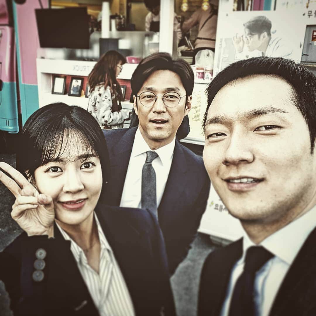 チ・ジニさんのインスタグラム写真 - (チ・ジニInstagram)「#지정생존자... 손석구, 최윤영.  정환아 고마워~ @jhhwang7」4月19日 0時11分 - actor_jijinhee