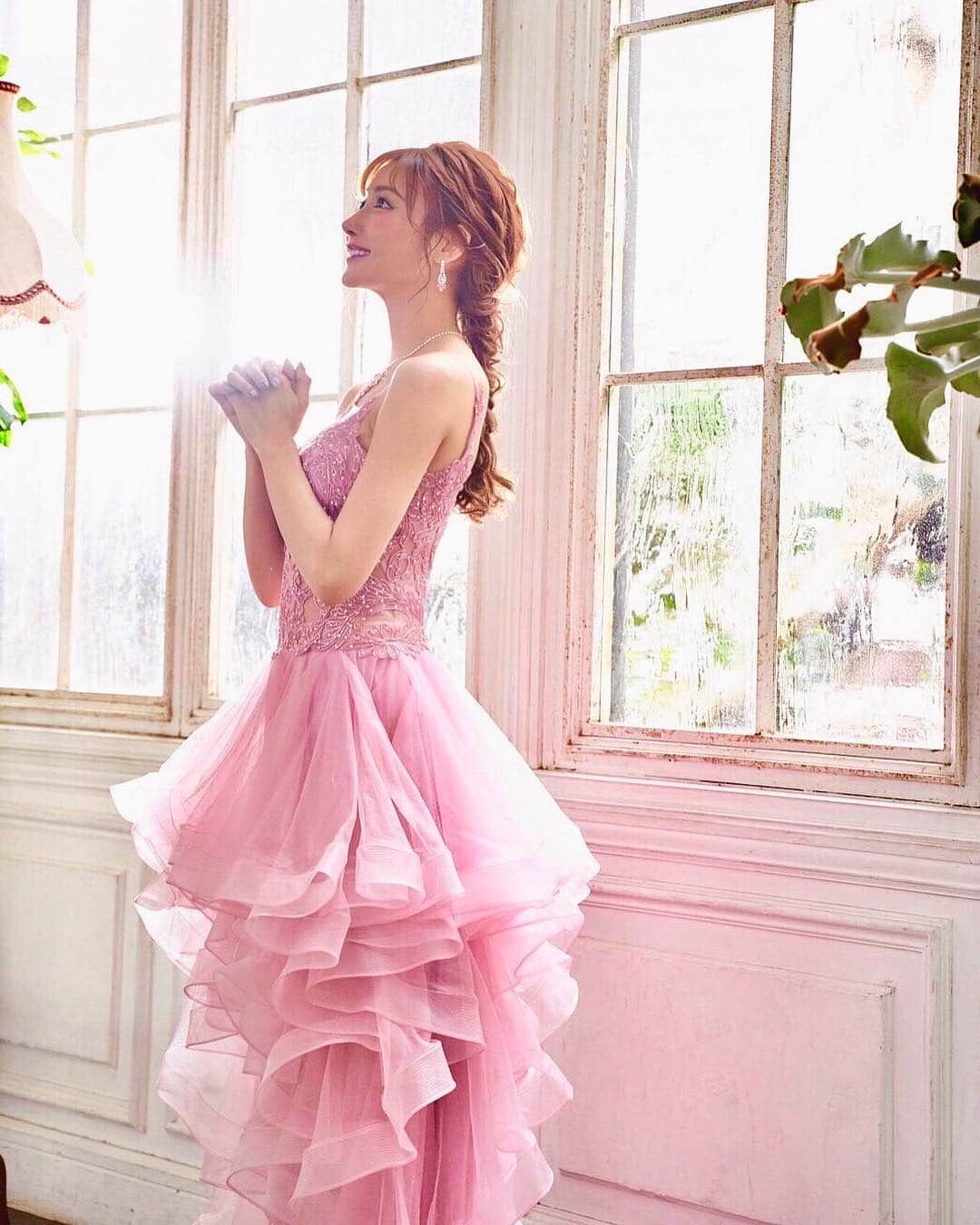 明日花キララのインスタグラム：「今回も可愛いドレスたくさん着たよ💍🦢🌷」
