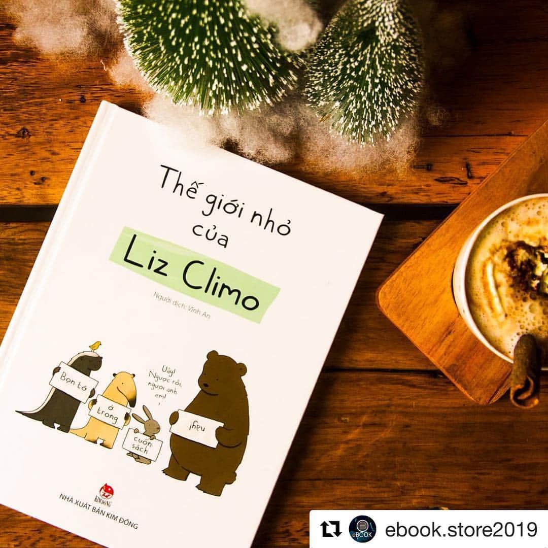 リズ・クライモさんのインスタグラム写真 - (リズ・クライモInstagram)「#Repost @ebook.store2019 with @get_repost ・・・ Thế giới nhỏ của Liz Climo _____________________________________________________________  Một cuốn sách hay và tràn đầy năng lượng tươi mới cho một tuần mệt mỏi.  Đây là cuốn sách tranh hài hước với tập hợp những mẫu comic thú vị và đáng yêu về thế giới của các loài động vật. Với cách thể hiện hình ảnh các loài vật có thể hơi "ngốc nghếch", "cứng đầu" hoặc "lười biếng" nhưng bao giờ cũng đáng yêu vô cùng và gây được thiện cảm với độc giả. Những mẩu comic do tác giả vẽ và viết lời thường mang nhiều chi tiết liên quan đến văn hóa Mĩ nhưng không phải vì thế mà bạn đọc trên khắp thế giới không cảm nhận tinh thần “hài hước một cách thông minh và đáng yêu” của tác giả.  Cuốn sách được tạo ra bởi hoạ sĩ Liz Climo - một trong những nữ họa sĩ tài năng và nổi tiếng trên mạng xã hội. Với phong cách dí dỏm của Liz Climo đã mang lại những cảm xúc đáng yêu nhưng không cường điệu, giễu nhại. _____________________________________________________________  86A Nguyễn Thái Sơn, Phường 3, Gò Vấp, Tp.HCM  _______________________COMING SOON_______________________  #nhasachebook#ebookstore#nhasachthehemoi#2019#thegioinhocualizclimo#thelittleworldoflizclimo#lizclimo#booklover#thichdocsach#hoiyeusach#hoinhungnguoiyeusach#sachlatrithuc#dammedocsach#truyentranh#vuive#dangyeu#dethuong#cute#unstressful#nguyenthaison#govap#hochiminh#hcmc#vietnam」4月19日 0時12分 - lizclimo