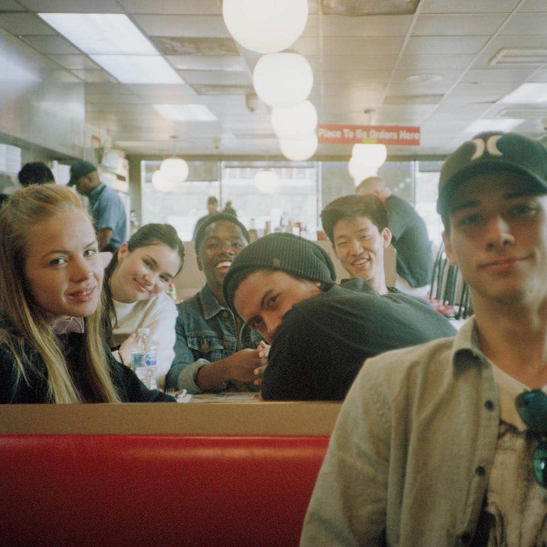 ランドリー・ベンダーのインスタグラム：「Day 1 tbt with the gang + kristine and charlie behind the camera lol 👨‍👩‍👧‍👦🎞 #lookingforalaska」