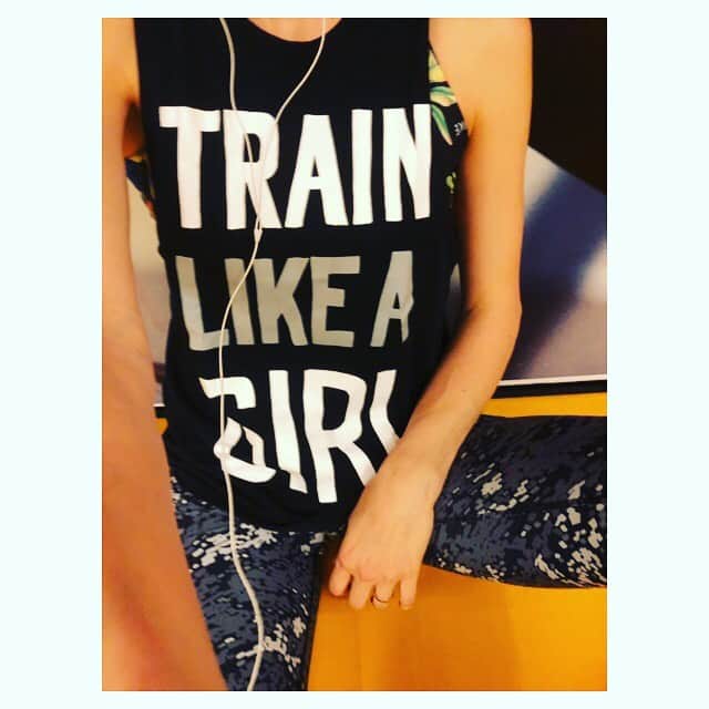 ナズ・アイデミルのインスタグラム：「💪🏻」