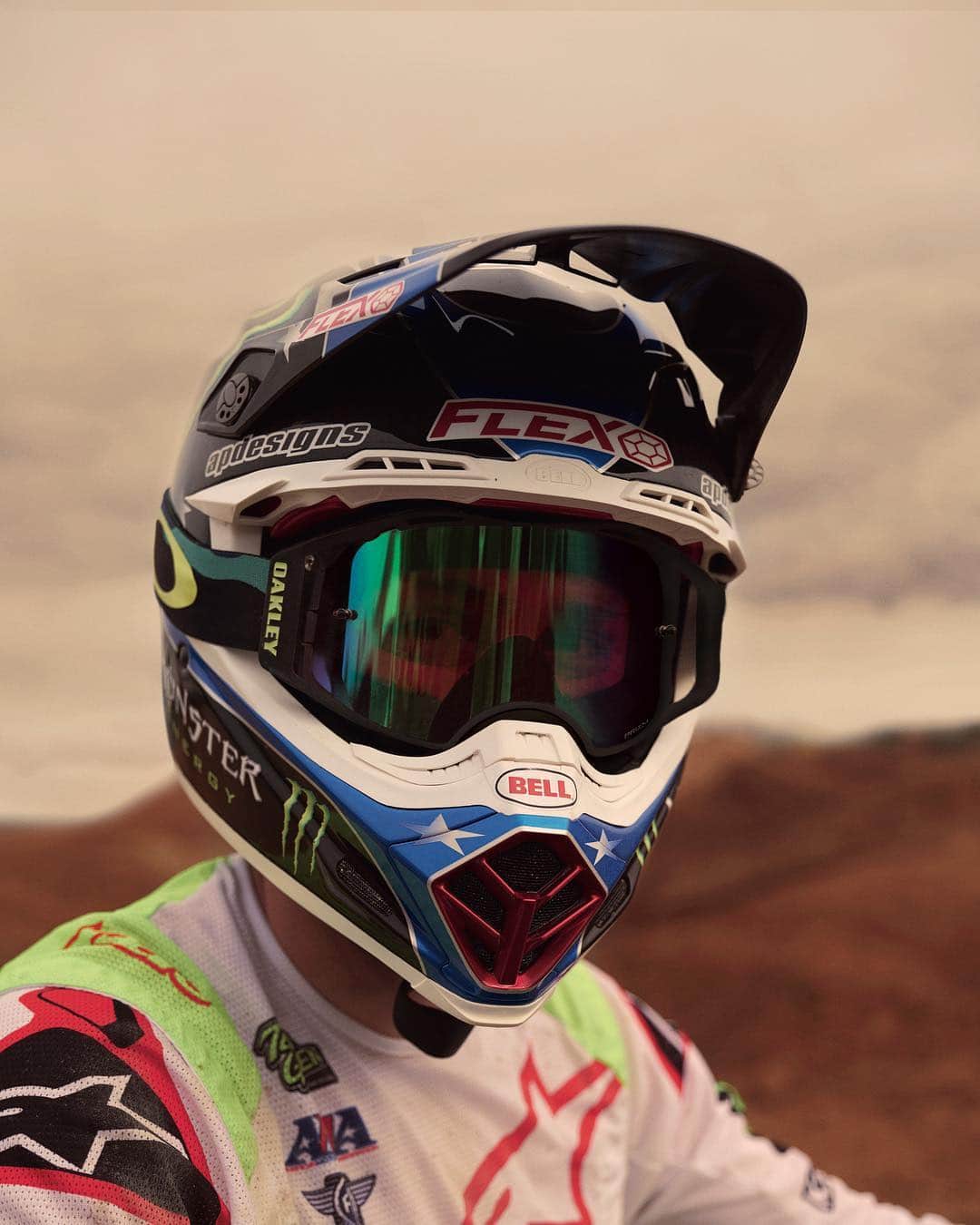 OAKLEYのインスタグラム：「See what’s coming. See it in PRIZM™️. What do you see? @elitomac #OakleyPrizm #OneObsession」
