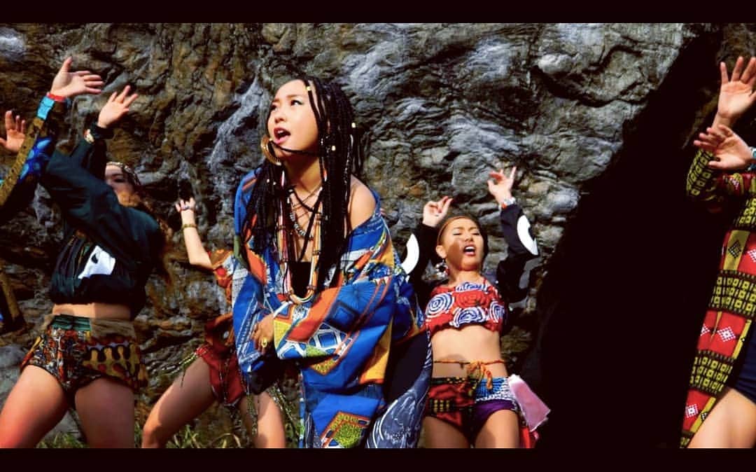 のインスタグラム：「JAFRO PROJECT 「A.SO.RE」now on  sale🔥🔥🔥 JAPAN × AFRO ＝JAFRO!? 和風とアフリカンの融合を試みるクリエイターズユニット、 「JAFRO PROJECT」1st single「A.SO.RE」配信開始 ＆MV公開！！ 第一弾は阿波踊りのサウンドをサンプリング、高速アフロビーツに仕上げた禅マスターのトラックに 歯切れの良いCOMA-CHIのラップをフィーチャー。 ダンスユニット・エリツィン共和国のメンバー達によるアフリカンダンスを融合させた映像作品は、酔撮王Beer-DRAGØN(BEERSHOT.TV)と縄文の愉快な仲間達が手がけた。」