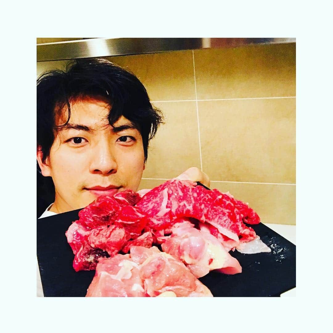 上山竜治さんのインスタグラム写真 - (上山竜治Instagram)「本番中はとにかく『肉』を食らう。  フライパンの前に立って一人バーベキュー  良い子のみんなはマネしないで下さい。」4月19日 0時23分 - kamiyama_ryuji_0910