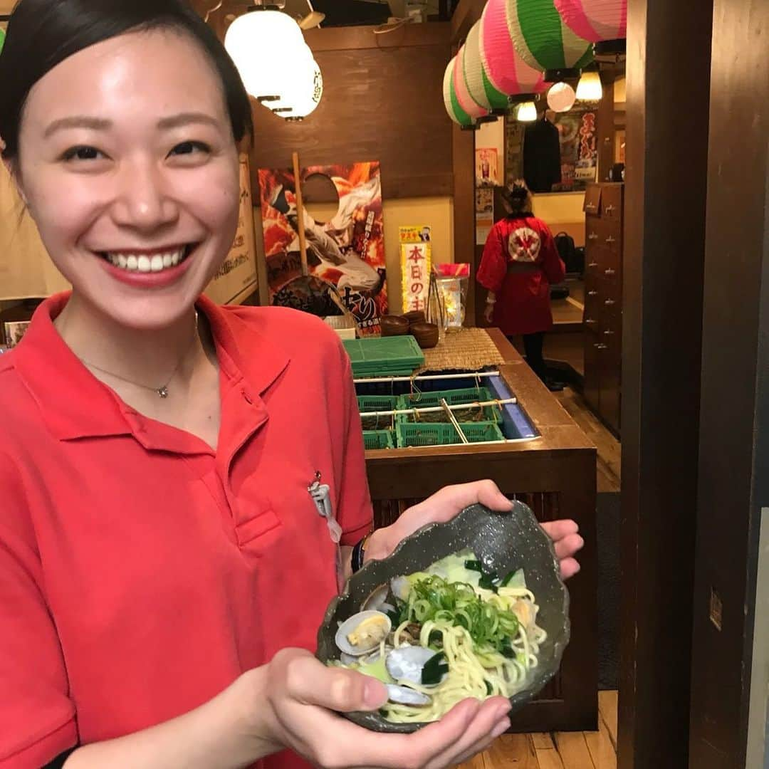 鶏魚 谷町さんのインスタグラム写真 - (鶏魚 谷町Instagram)「鶏魚です！しーちゃんです🎶 可愛いスタッフが持っているのは、当店の裏メニュー、海鮮焼きそばです*\(^o^)/* 店長自慢の味を食べたい方は、スタッフまで♡ #海鮮焼きそば #店長自慢の味 #鶏魚 #大阪 #谷町四丁目 #駅近 #セルフ飲み放題 #地域最安値 #コース #座敷 #個室 #貝盛り放題 #ガンガン焼き #あさり #はまぐり #ホンビノス貝 #牡蠣 #さざえ #飲み会 #女将」4月19日 0時27分 - toriuotanimati