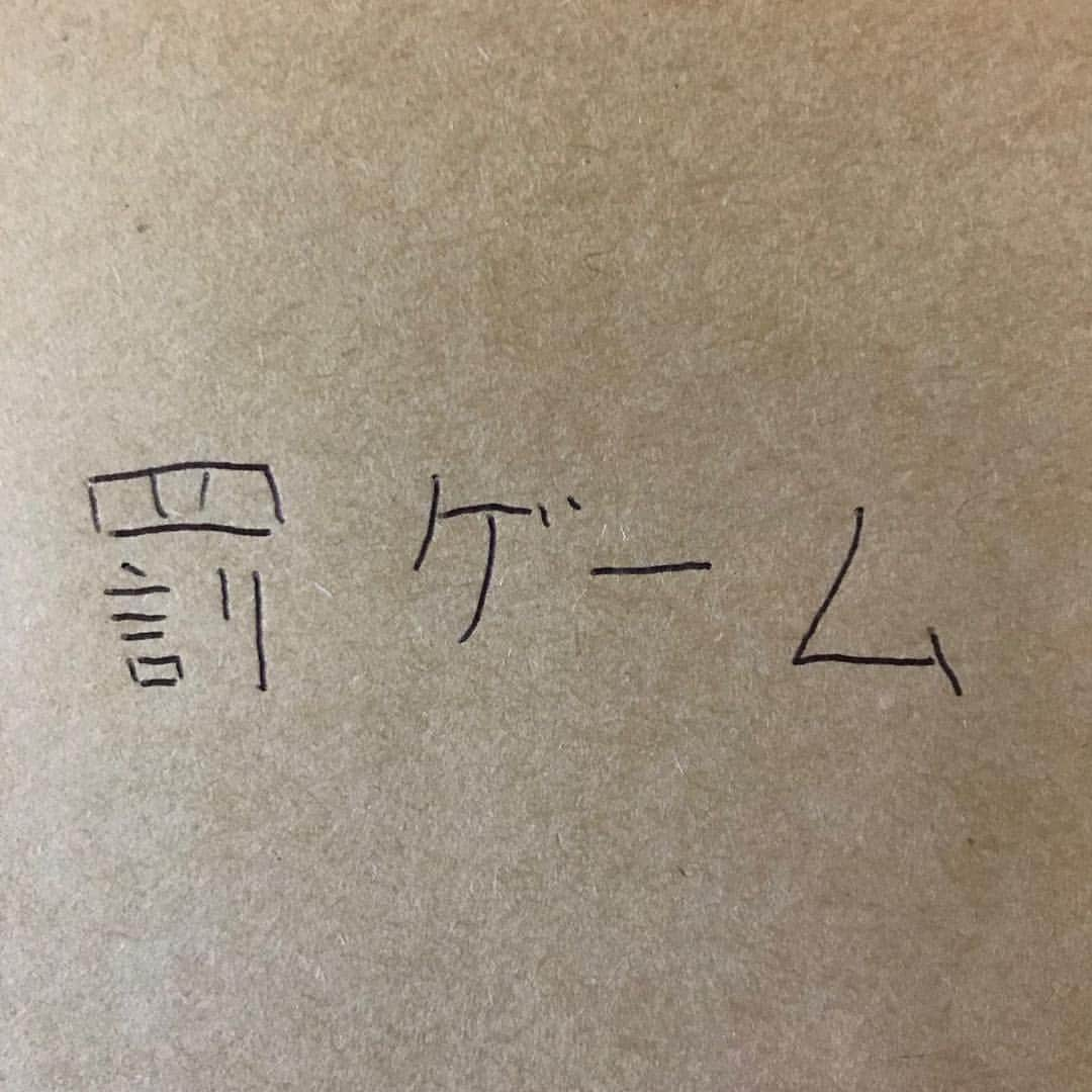 宮戸洋行さんのインスタグラム写真 - (宮戸洋行Instagram)「【単独まであと23日】単独に向けてダイエットを！ということで毎日200秒間フラフープに挑戦します！200秒間回せれなかったら罰ゲームです！ 4月18日はこのようになりましたm(_ _)m」4月19日 0時42分 - hiroyuki_gag